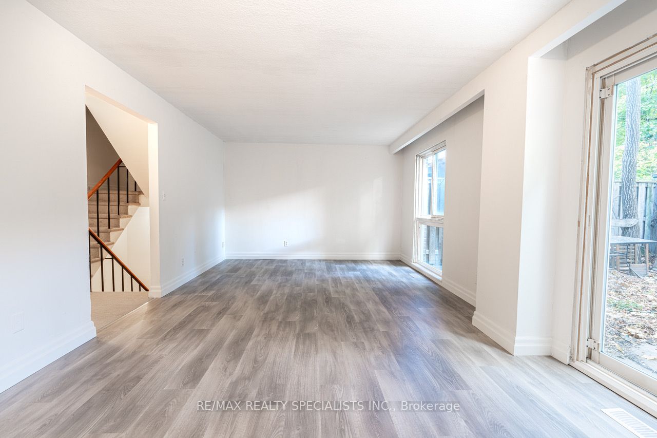 3360 The Credit Woodlands #10