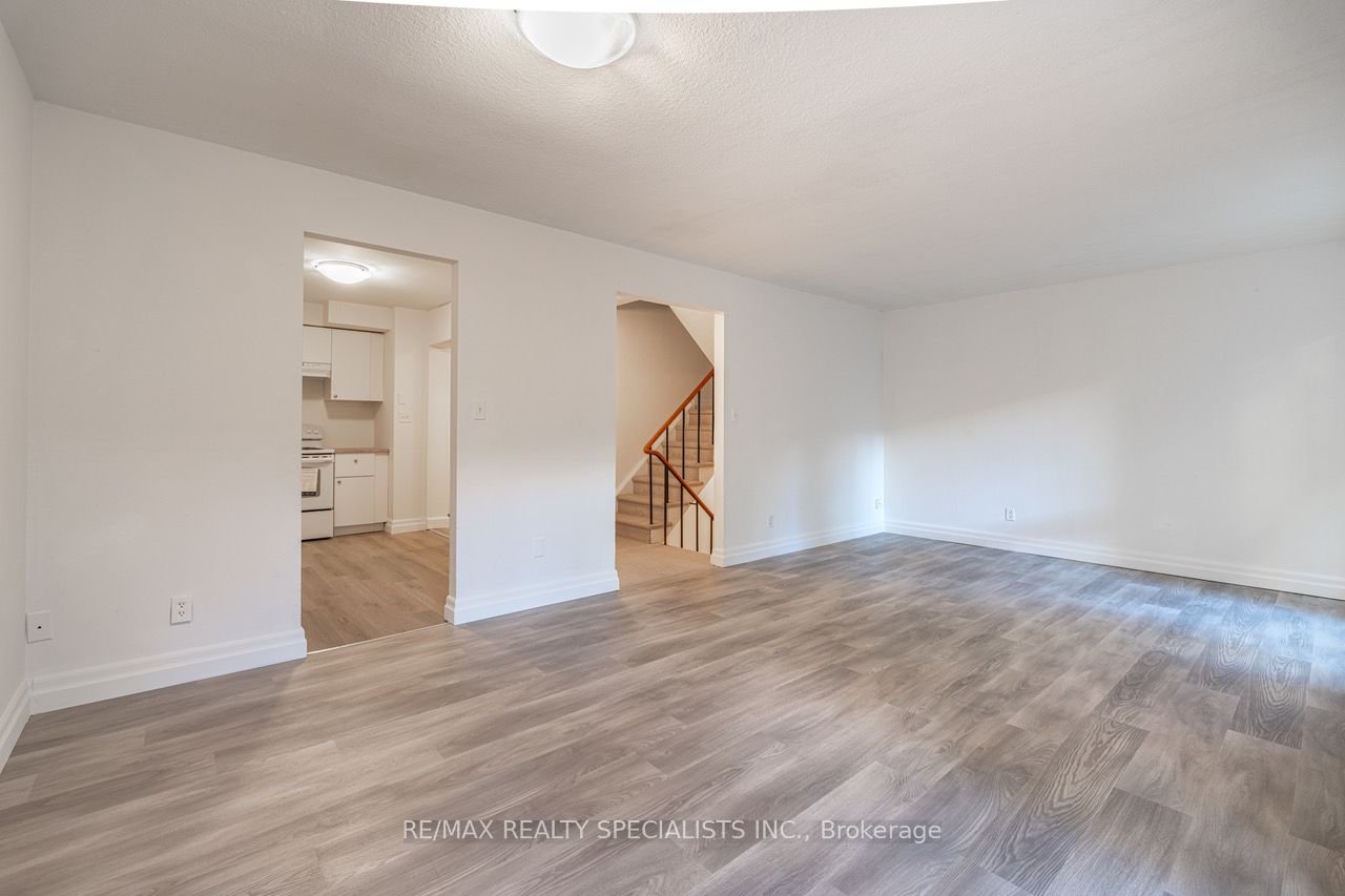 3360 The Credit Woodlands #10