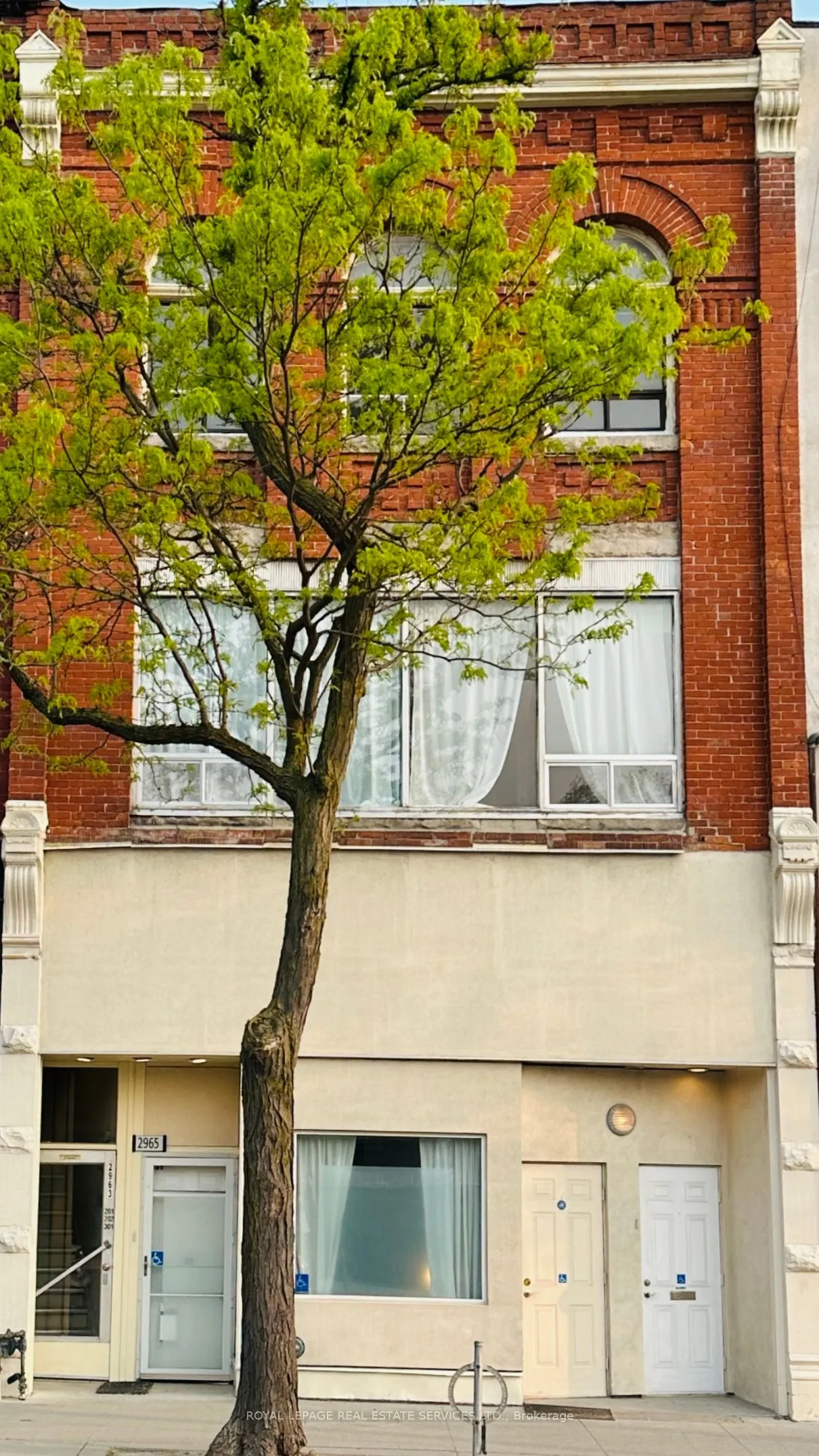 2963 Dundas Street W