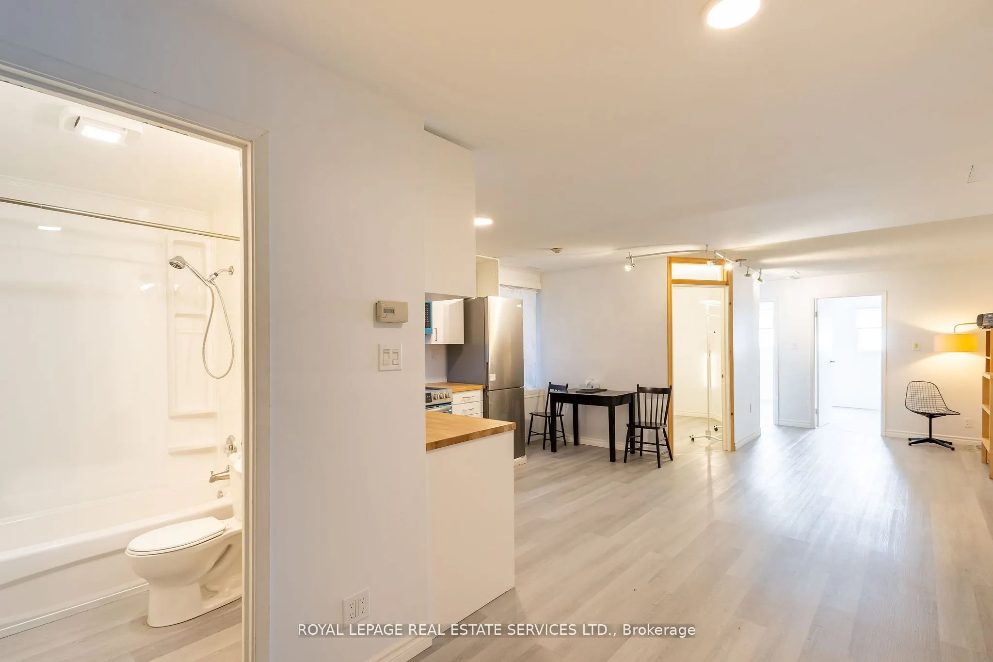 2963 Dundas Street W