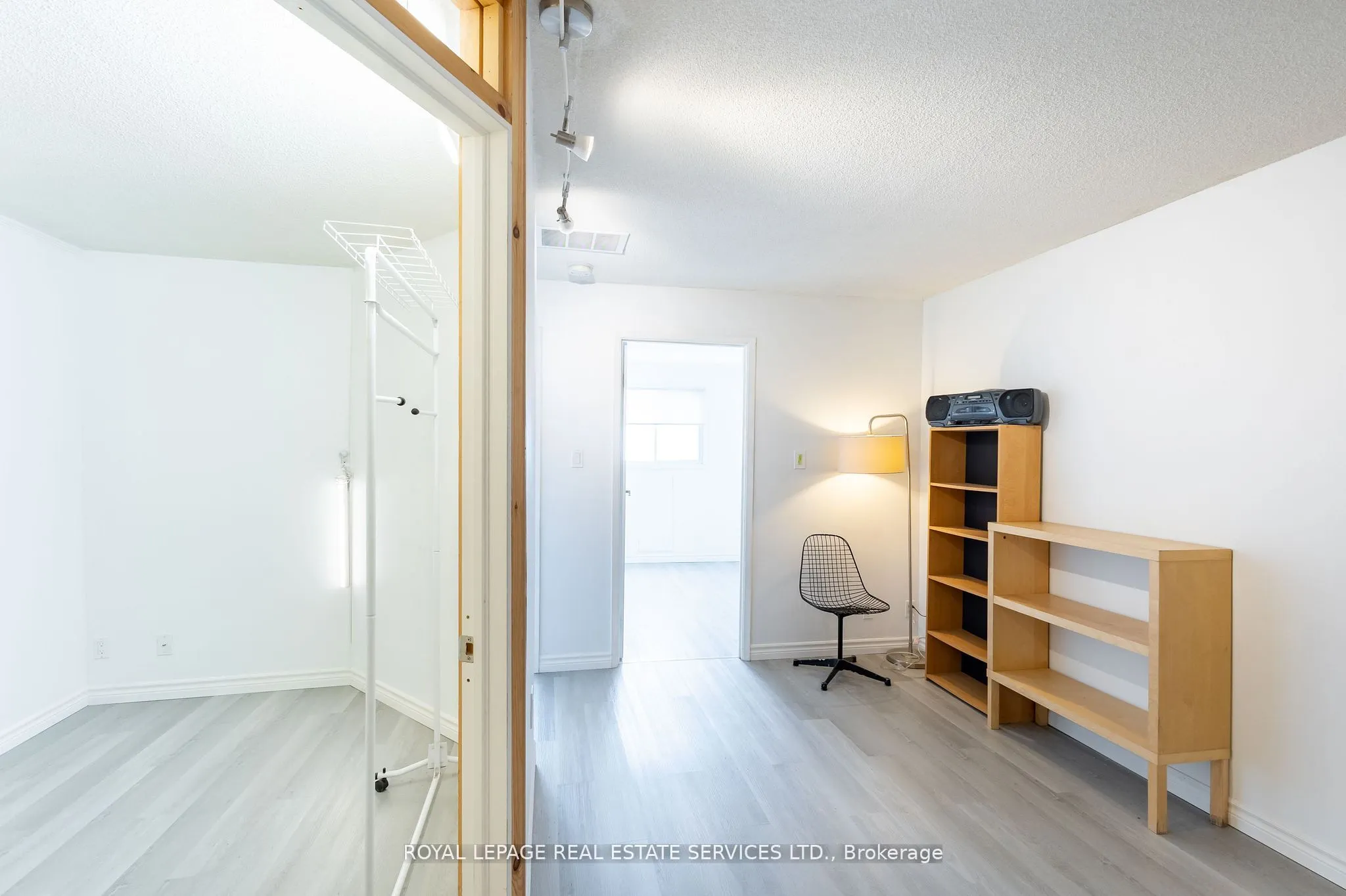 2963 Dundas Street W