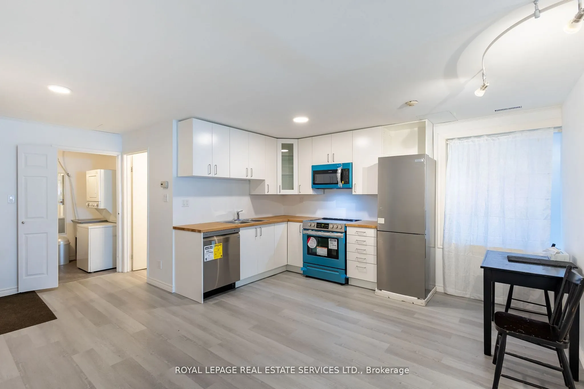 2963 Dundas Street W