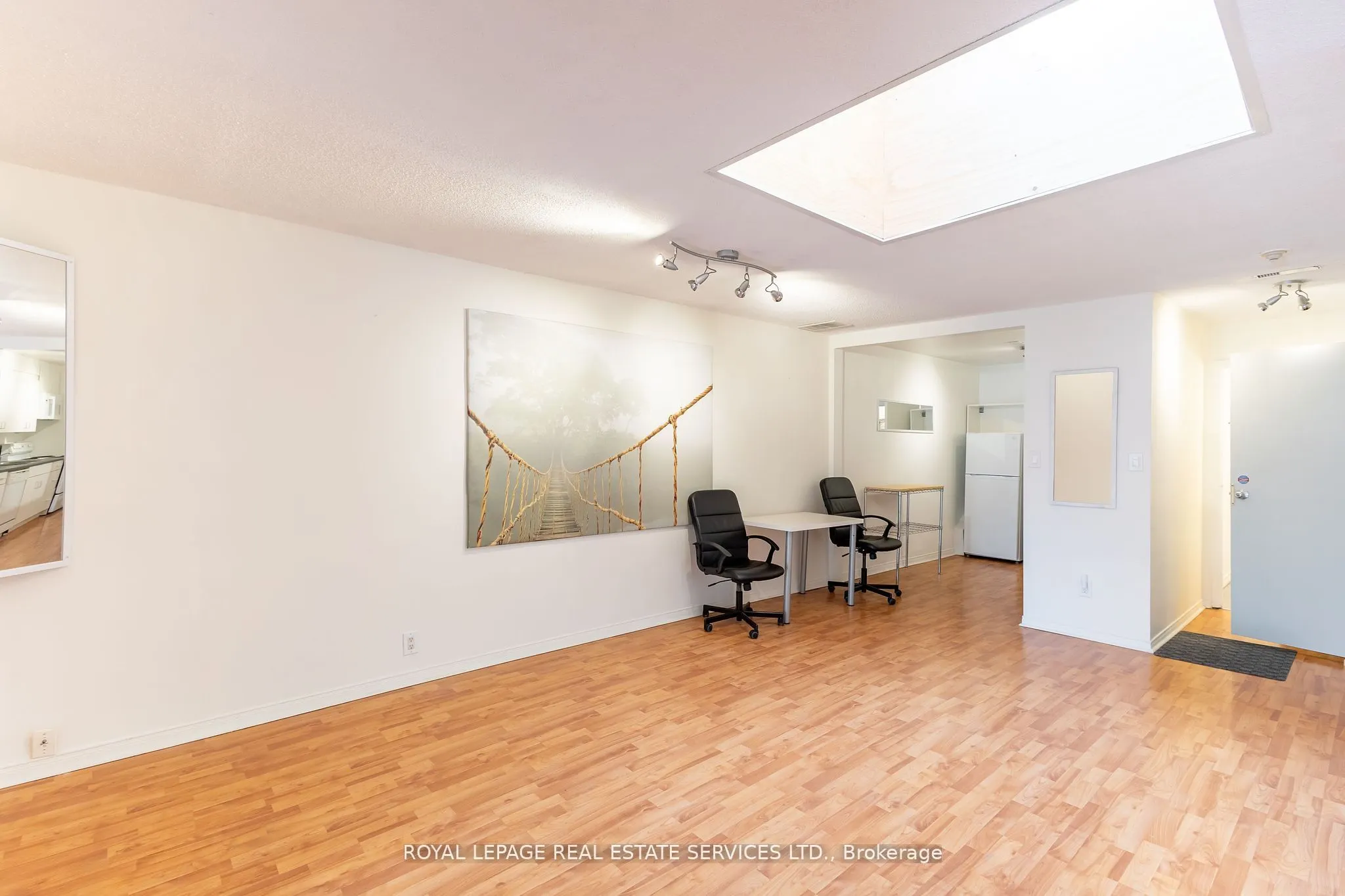 2963 Dundas Street W