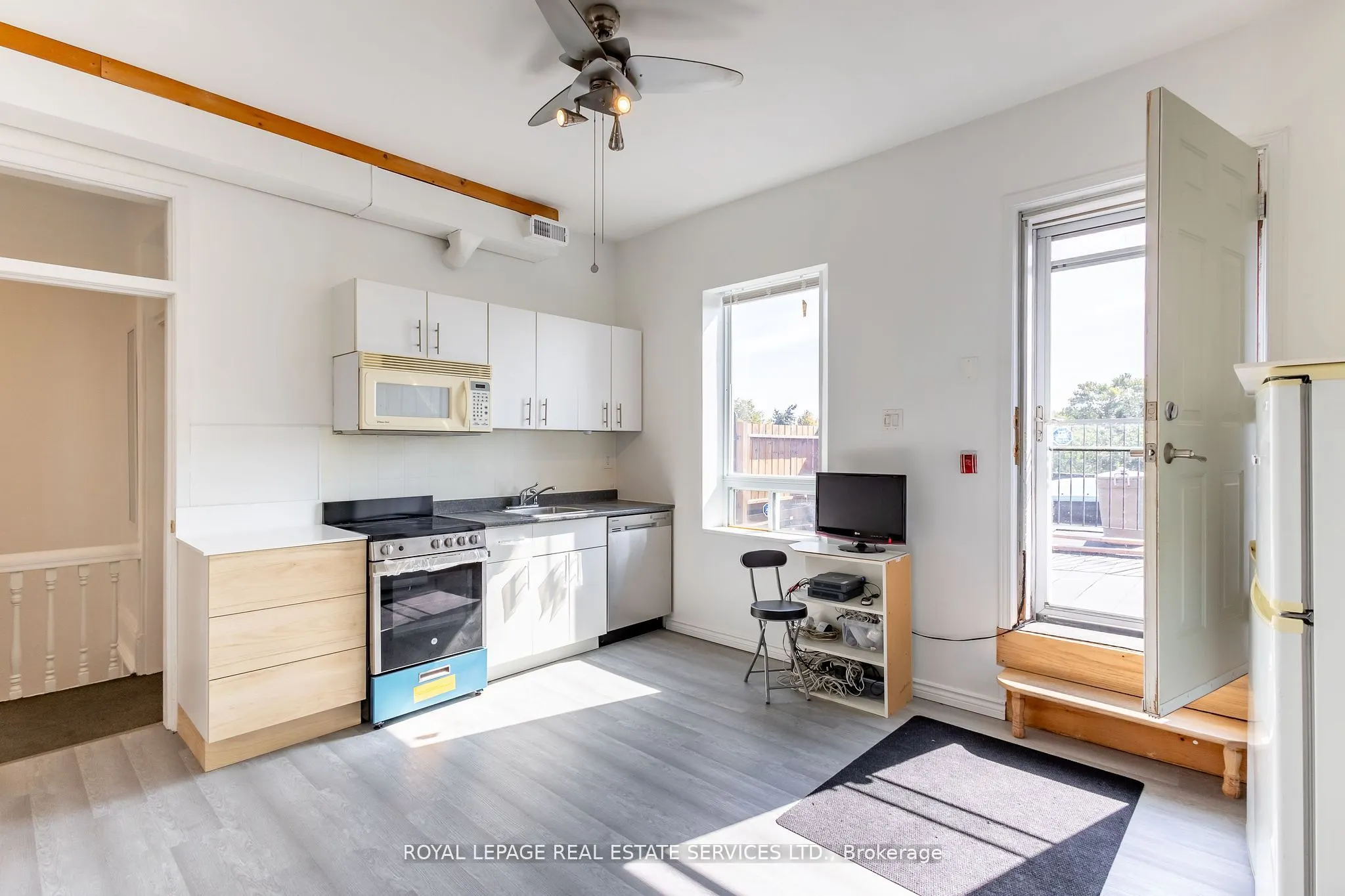 2963 Dundas Street W