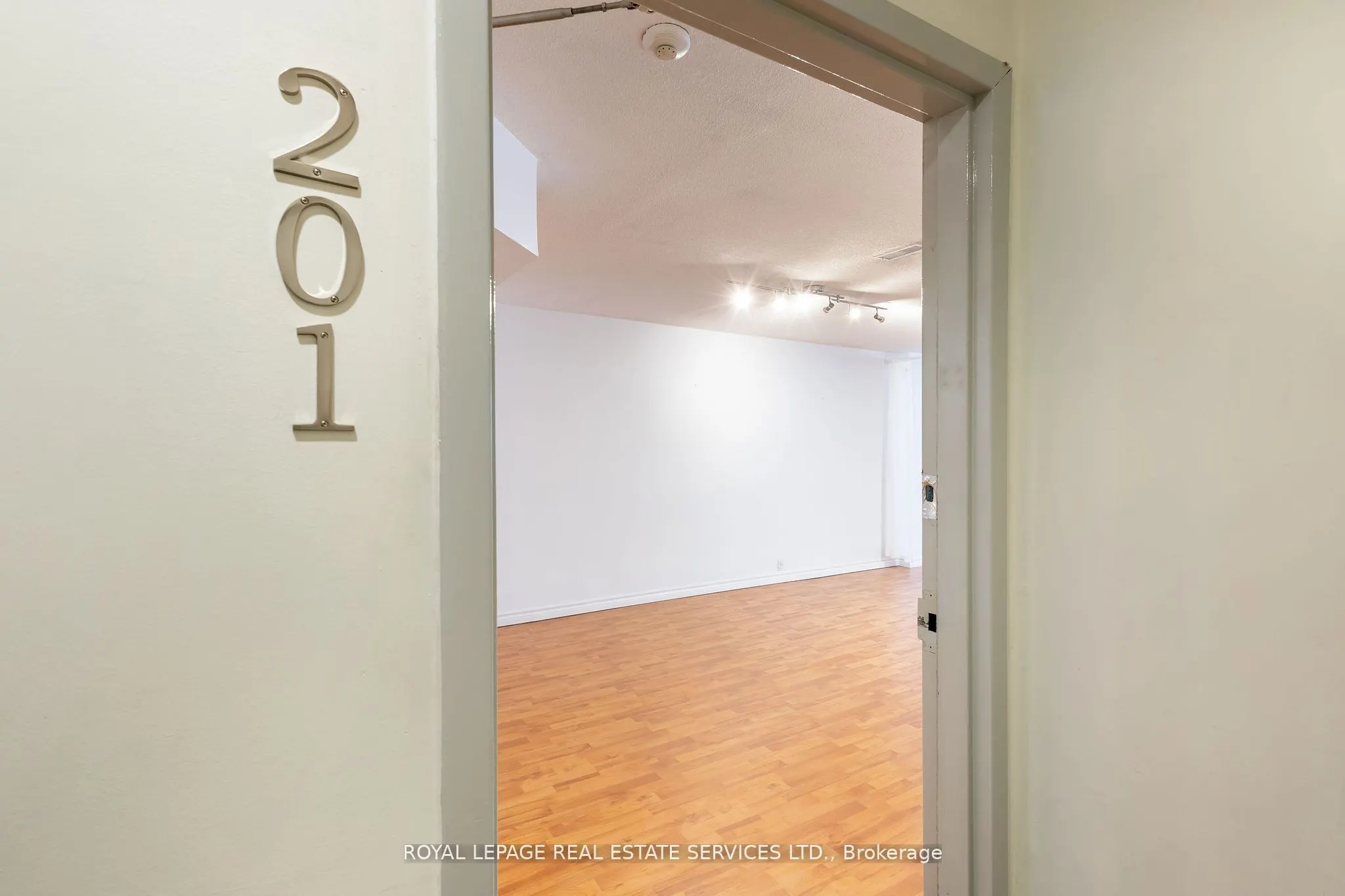 2963 Dundas Street W