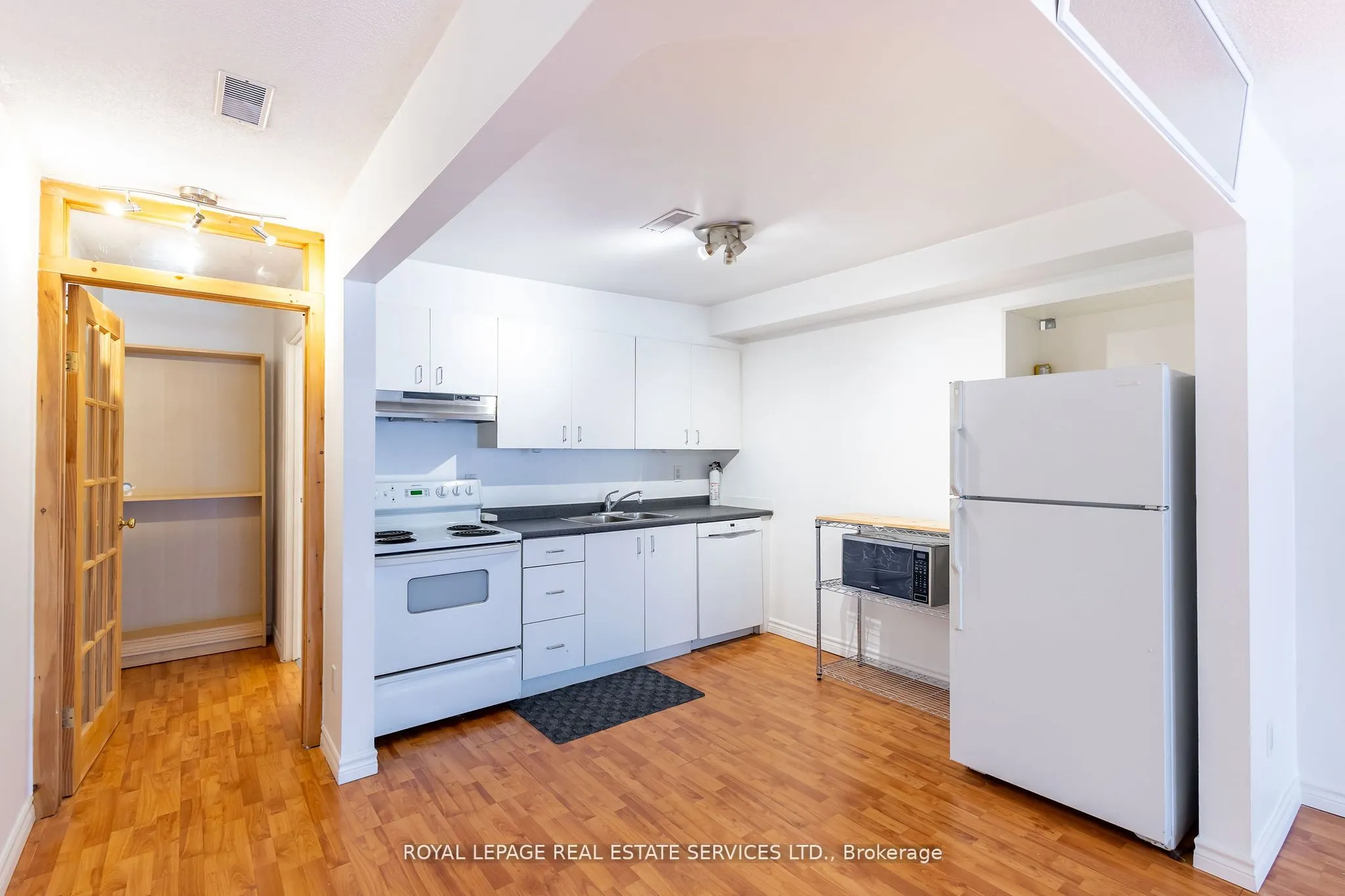 2963 Dundas Street W