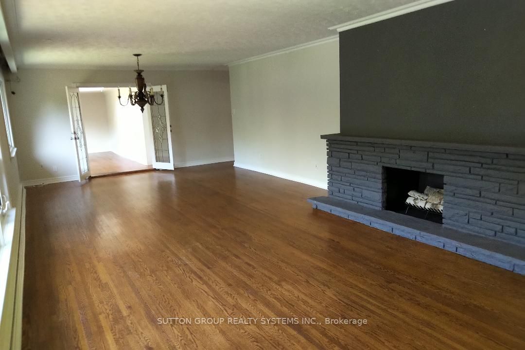 1606 Crediton Parkway E