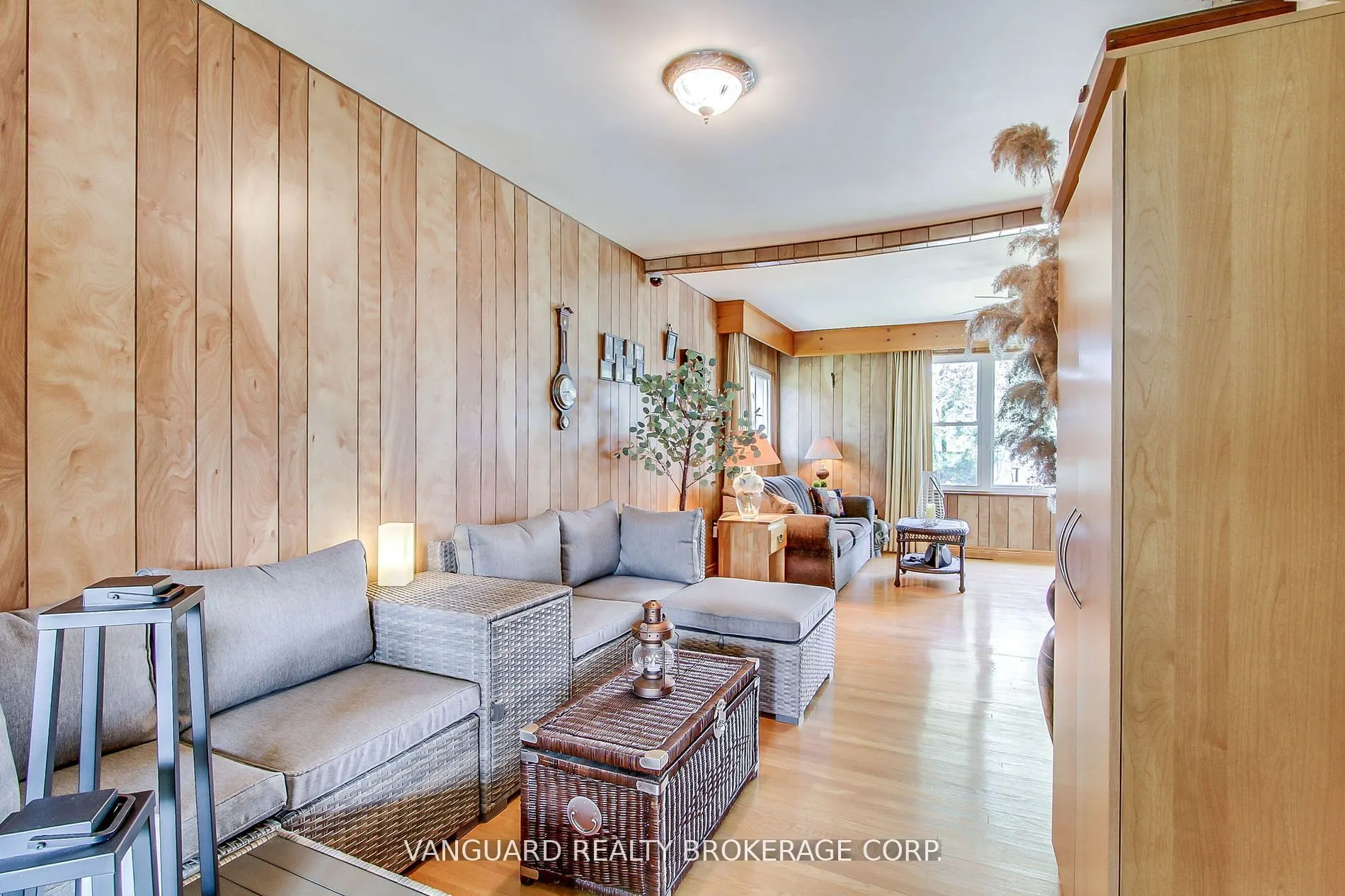 92 Ellwood Drive W