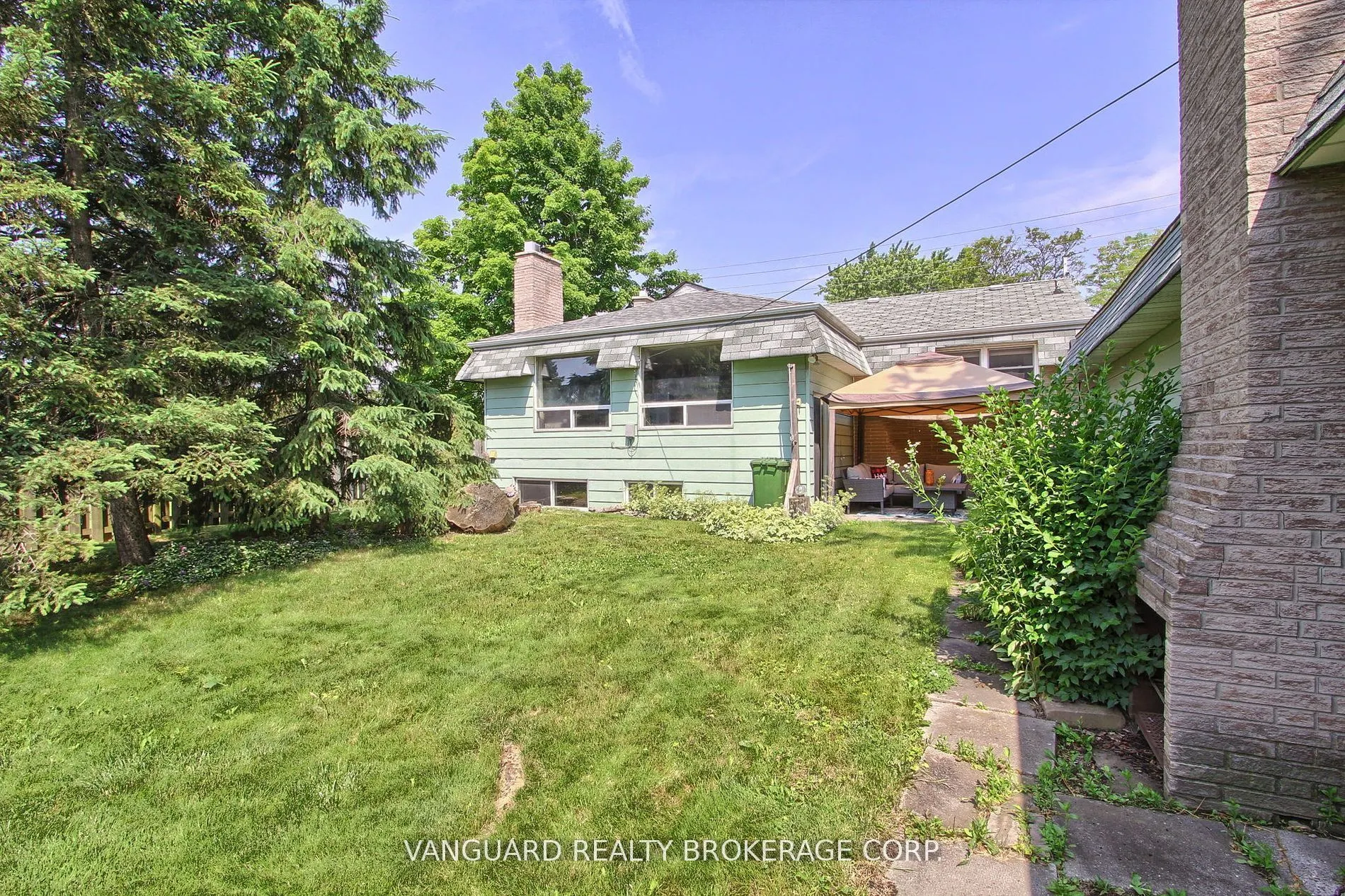 92 Ellwood Drive W