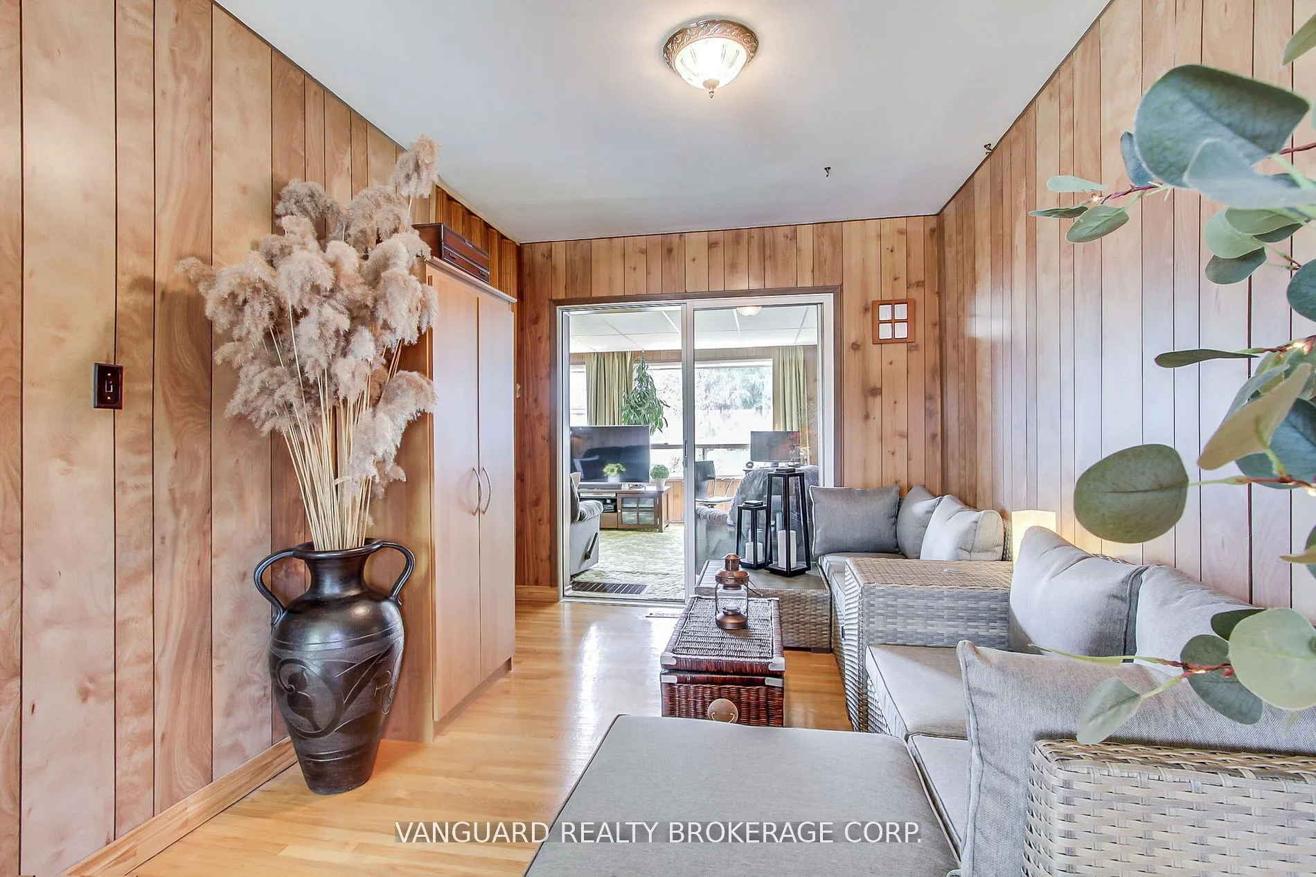 92 Ellwood Drive W