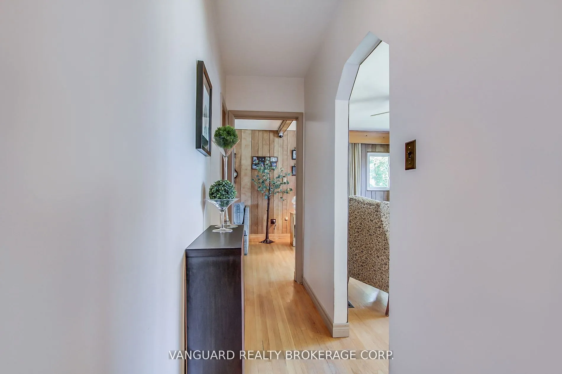 92 Ellwood Drive W