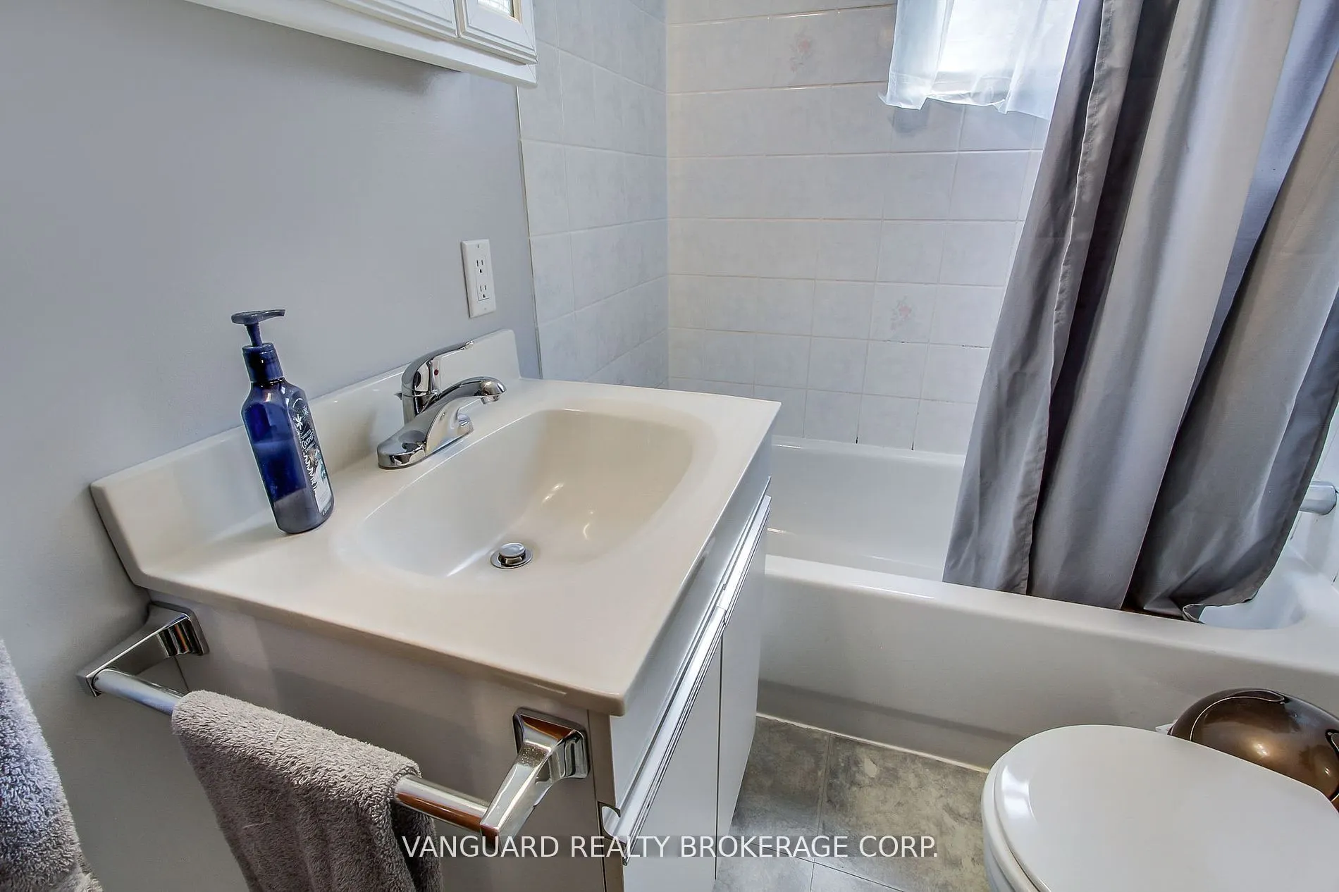 92 Ellwood Drive W