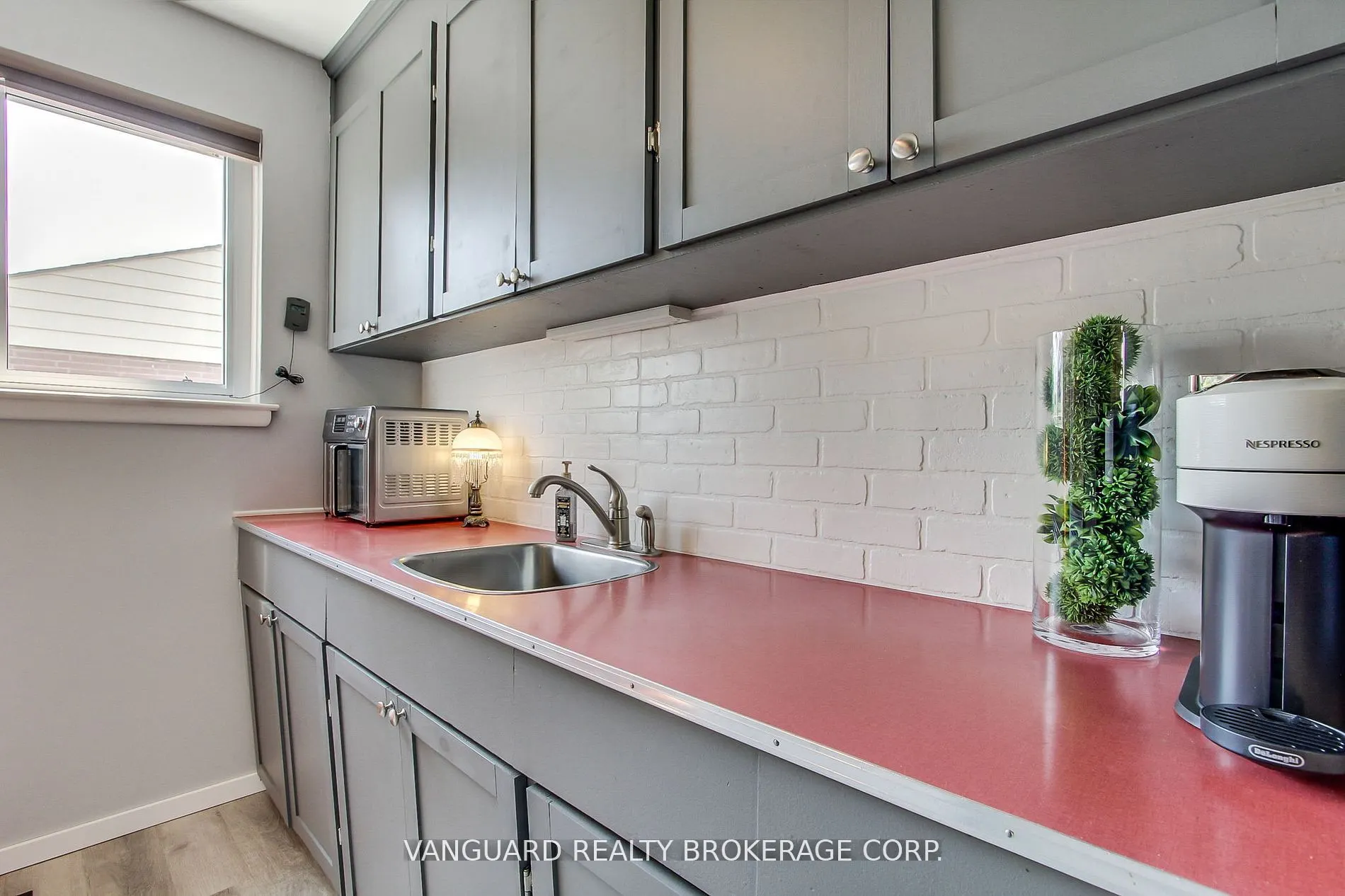 92 Ellwood Drive W