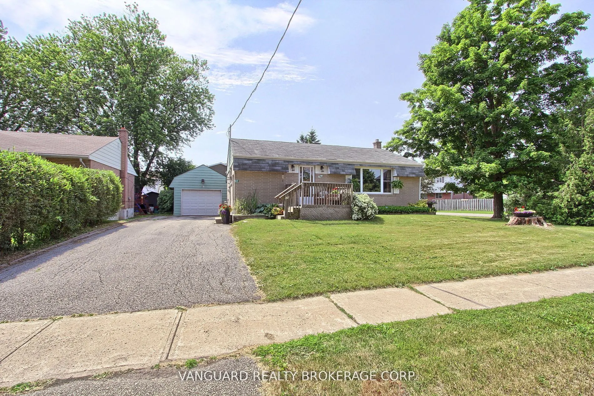 92 Ellwood Drive W