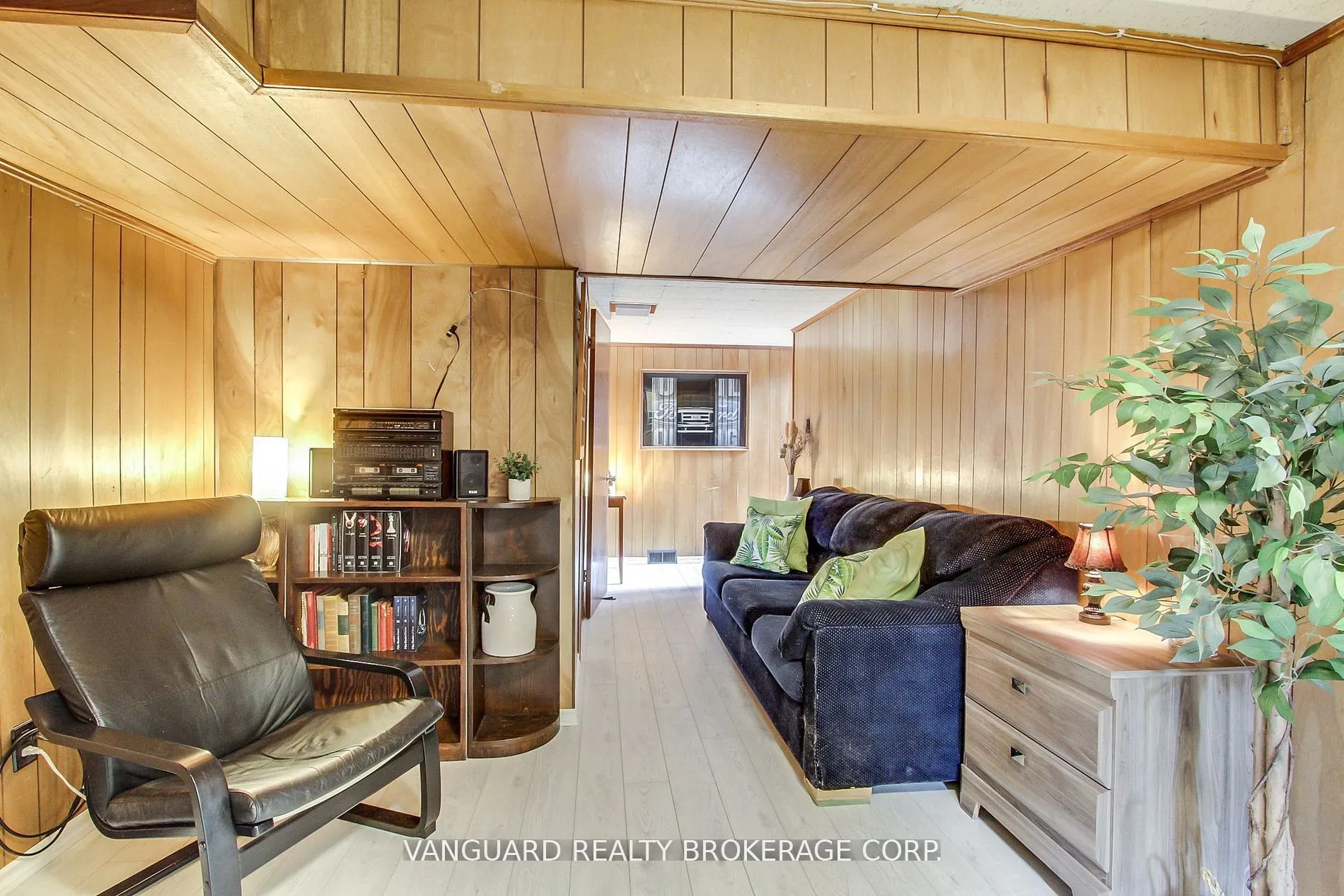 92 Ellwood Drive W