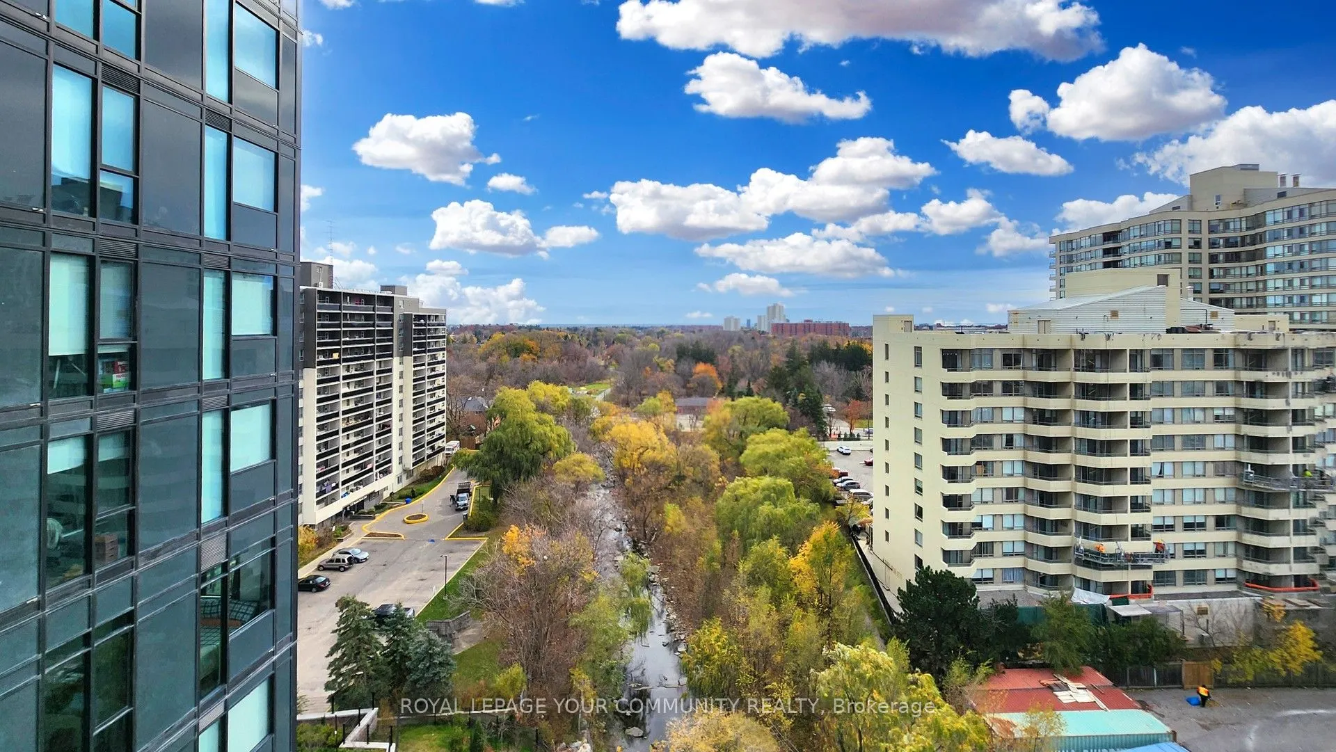 86 Dundas Street E #916