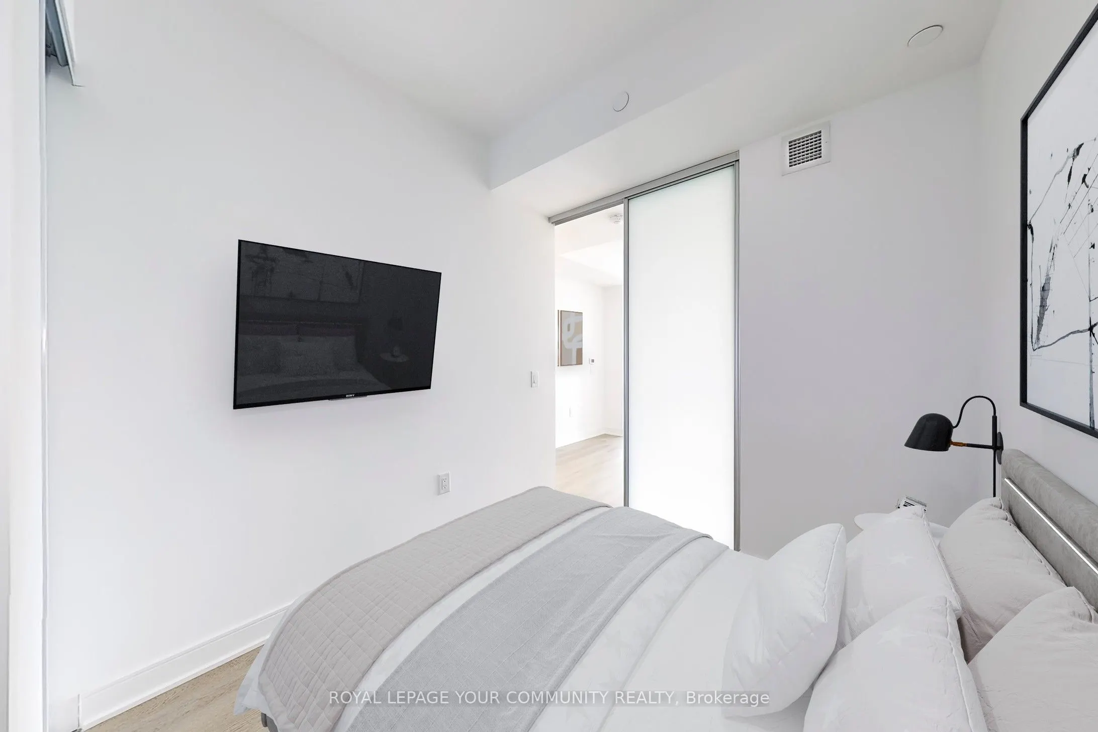 86 Dundas Street E #916