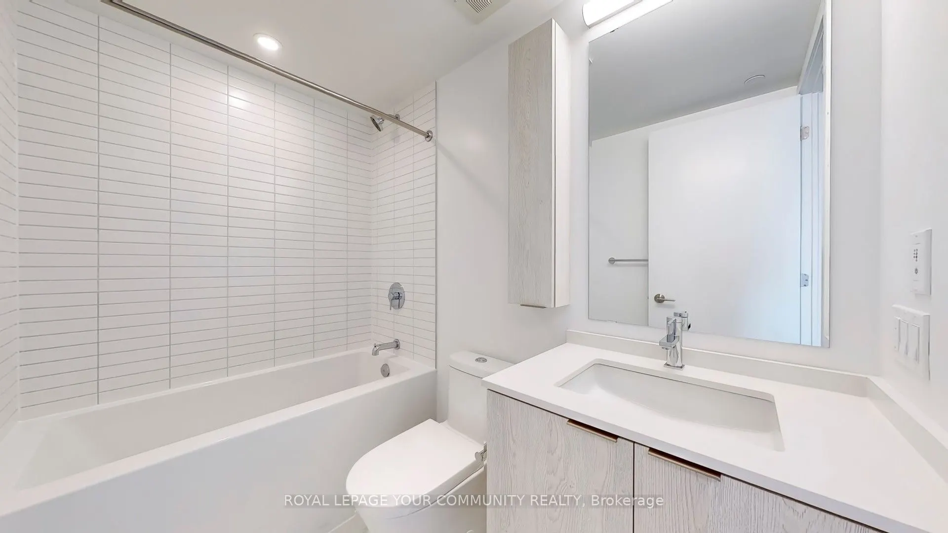 86 Dundas Street E #916