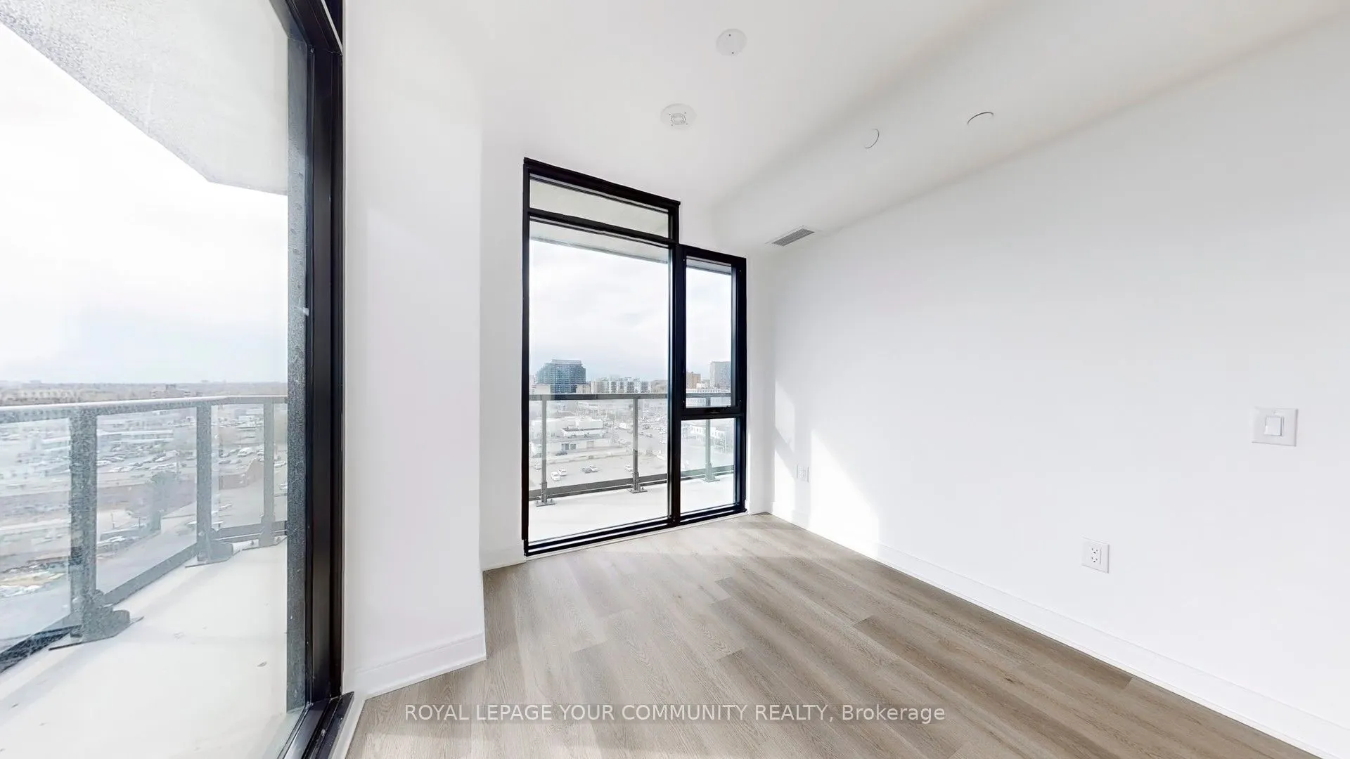 86 Dundas Street E #916