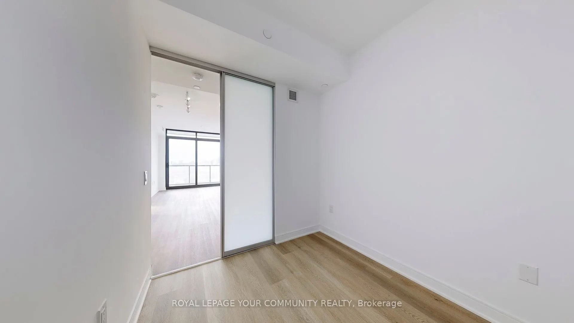 86 Dundas Street E #916