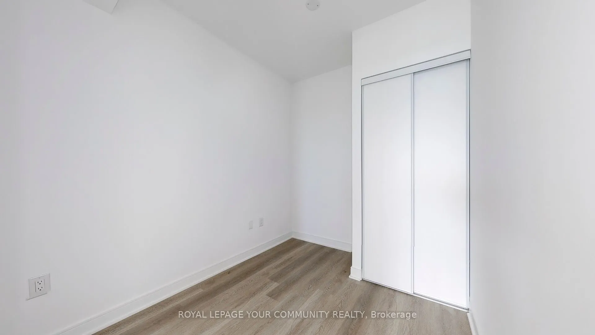 86 Dundas Street E #916