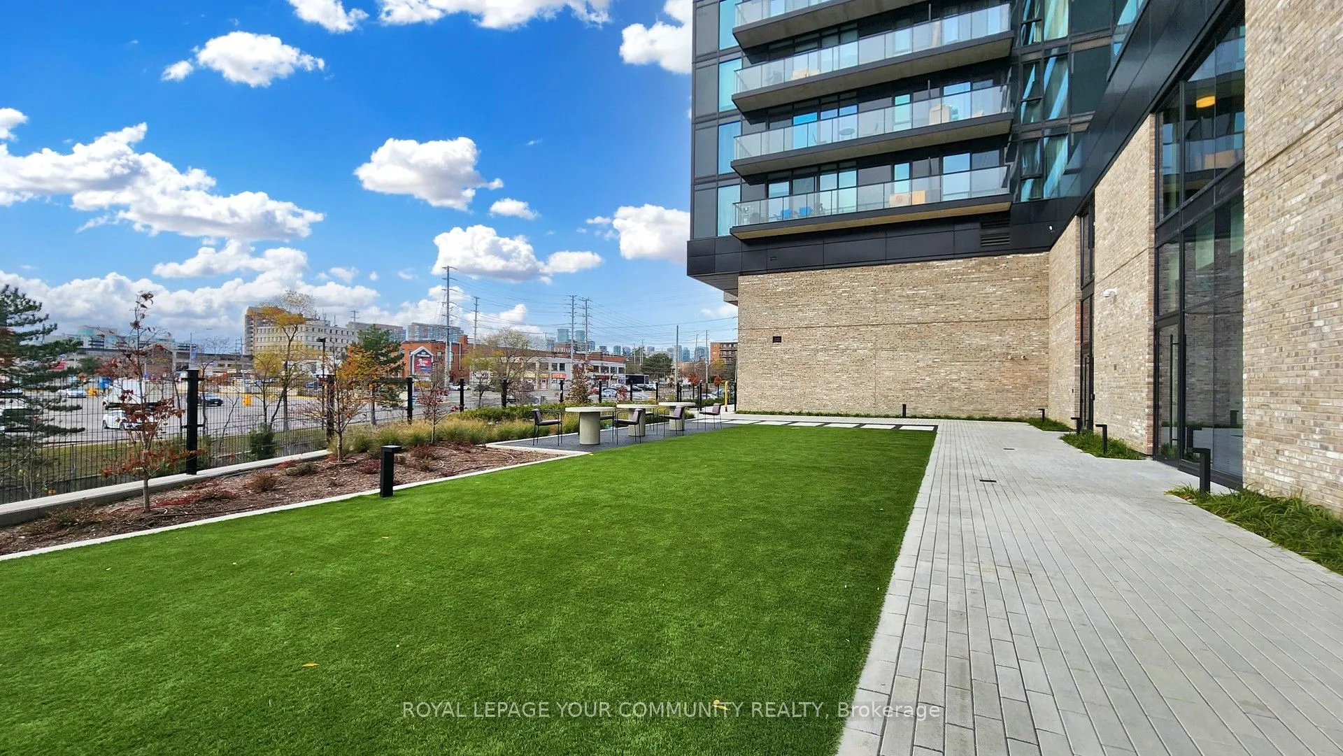 86 Dundas Street E #916