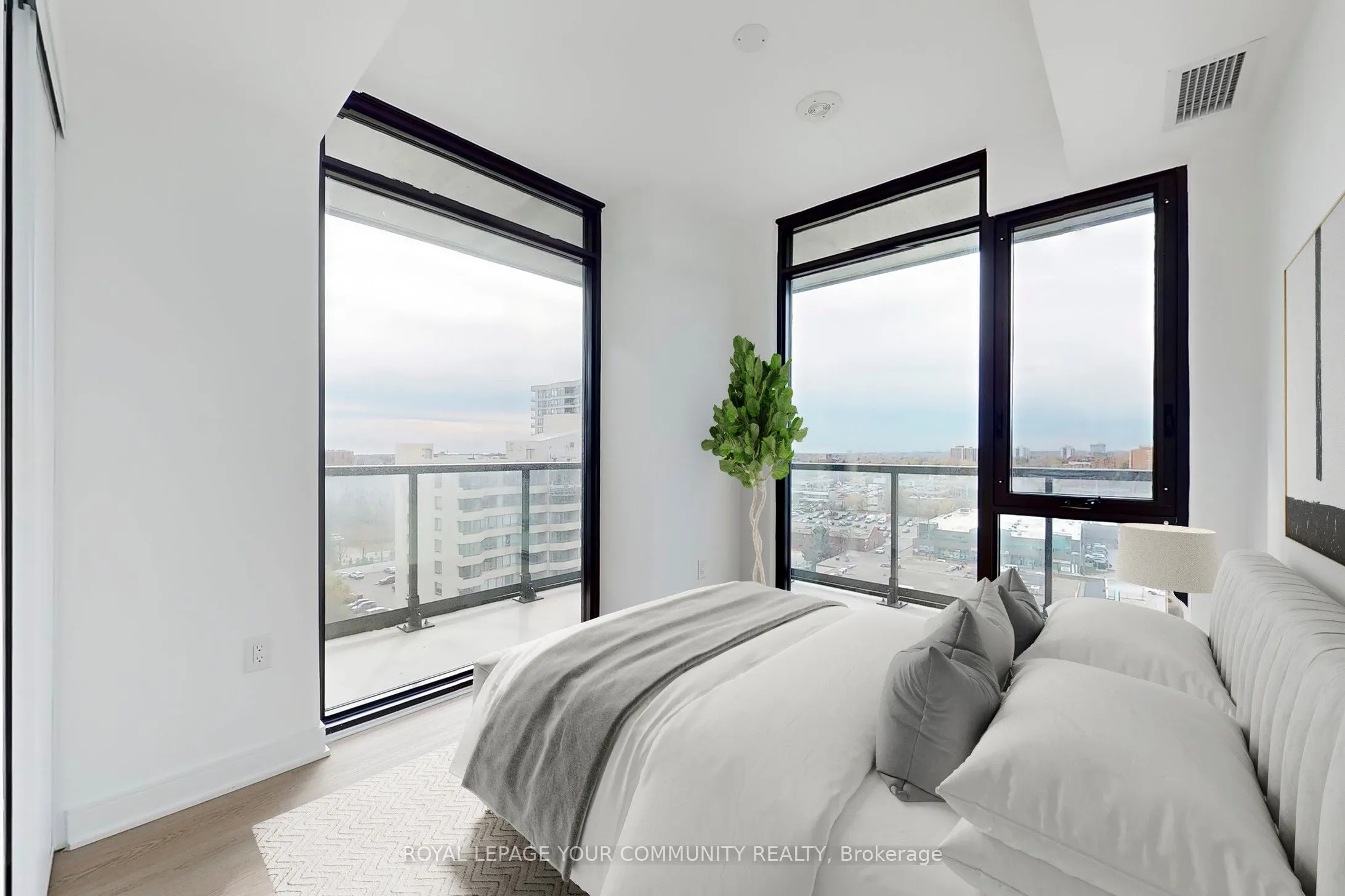 86 Dundas Street E #916