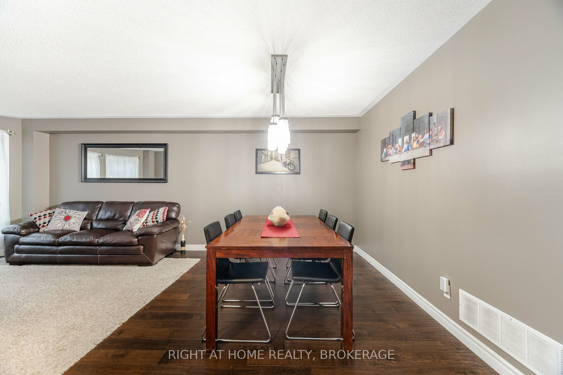 1190 Fox Crescent