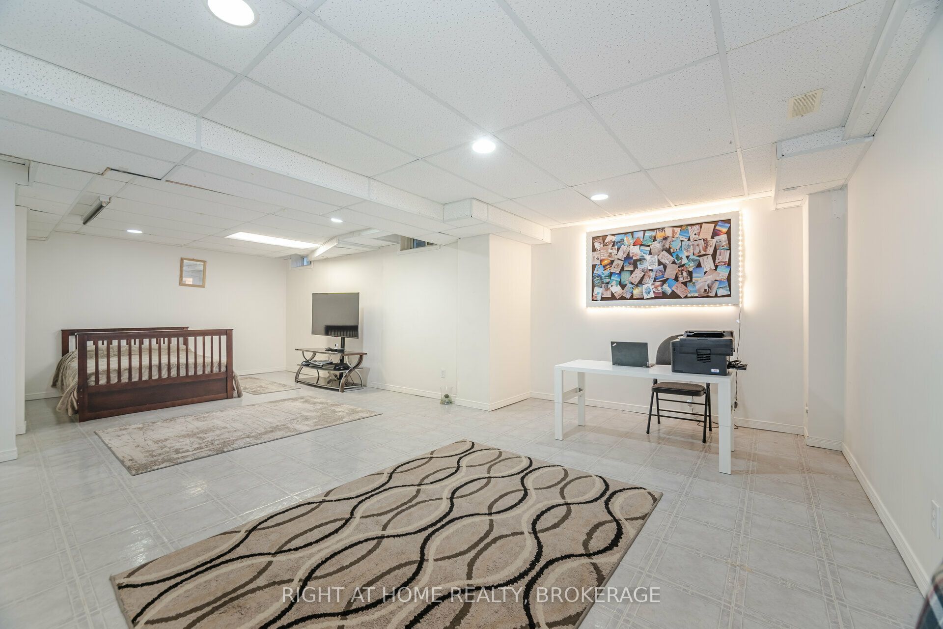 1190 Fox Crescent