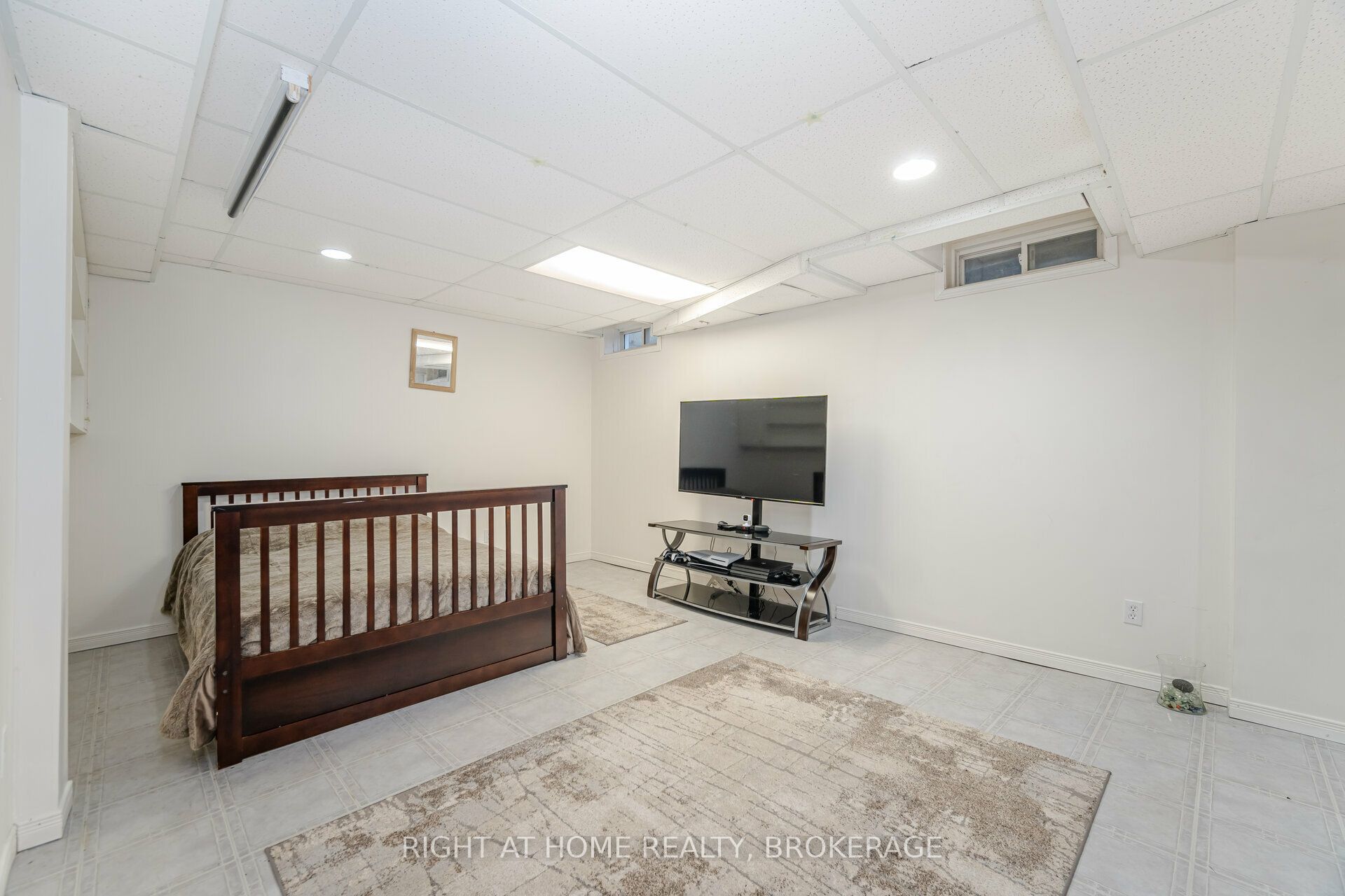 1190 Fox Crescent