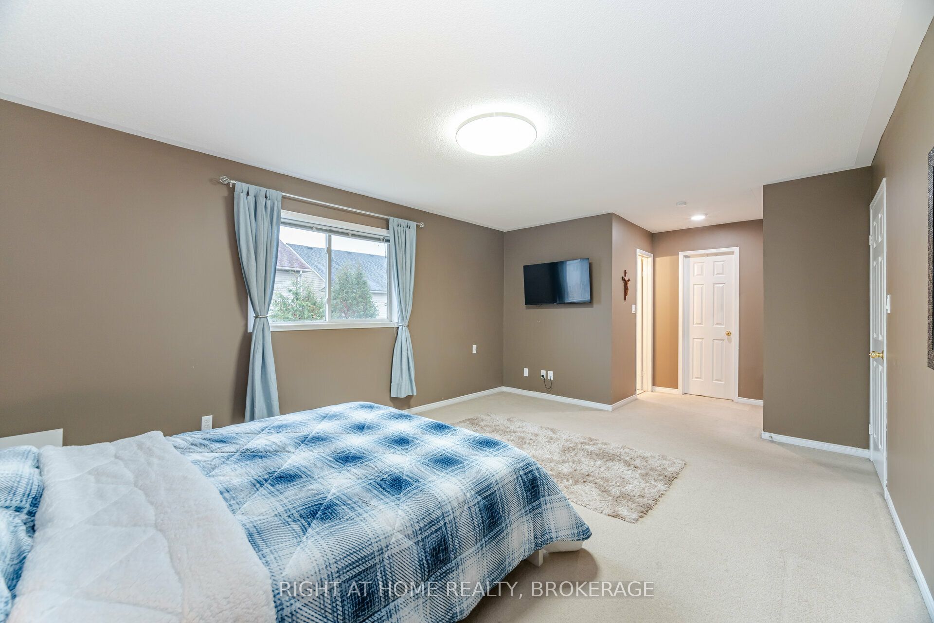 1190 Fox Crescent