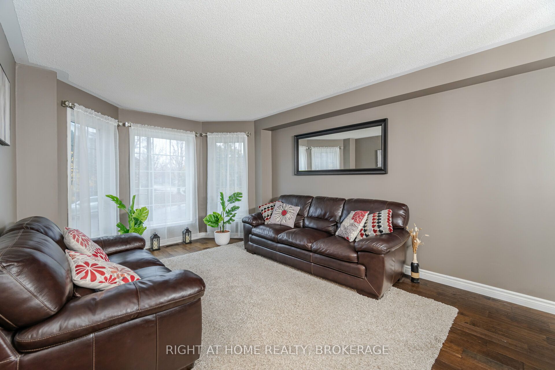 1190 Fox Crescent
