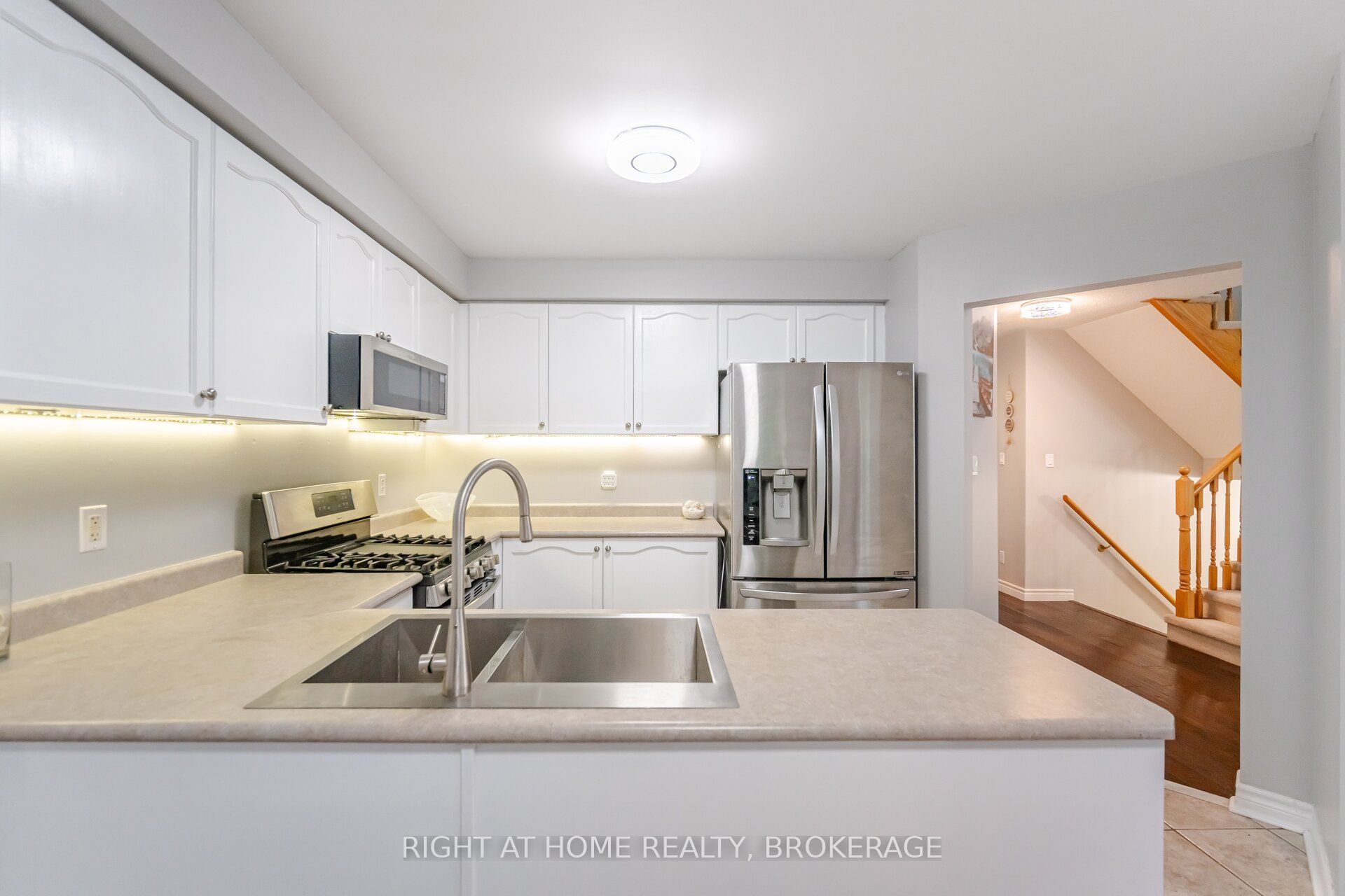 1190 Fox Crescent