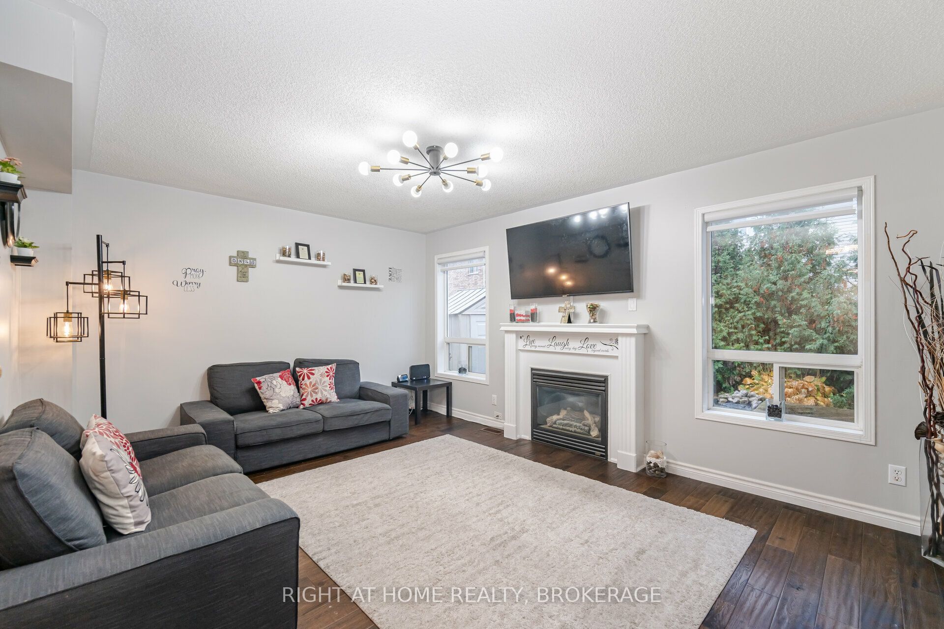 1190 Fox Crescent