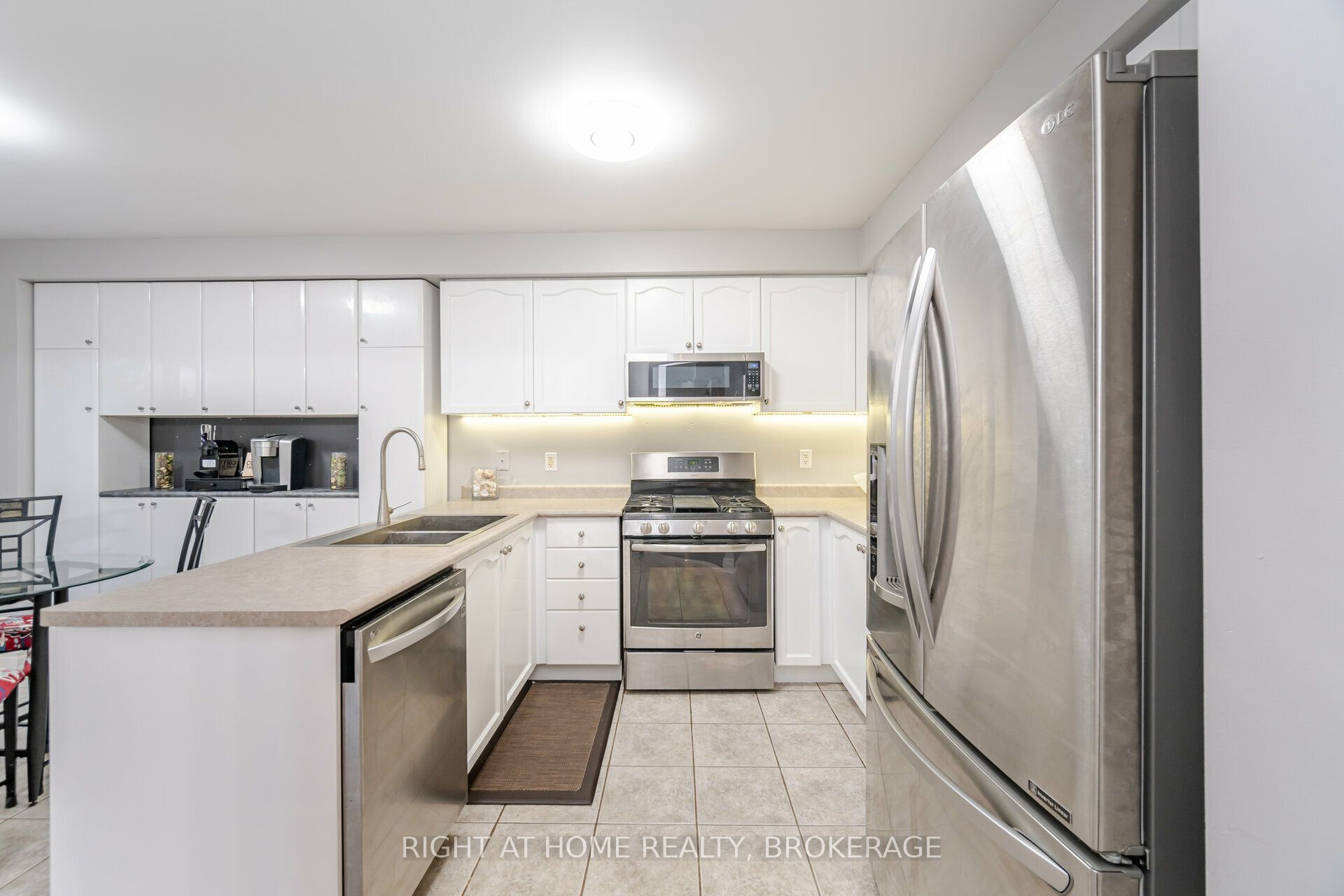 1190 Fox Crescent