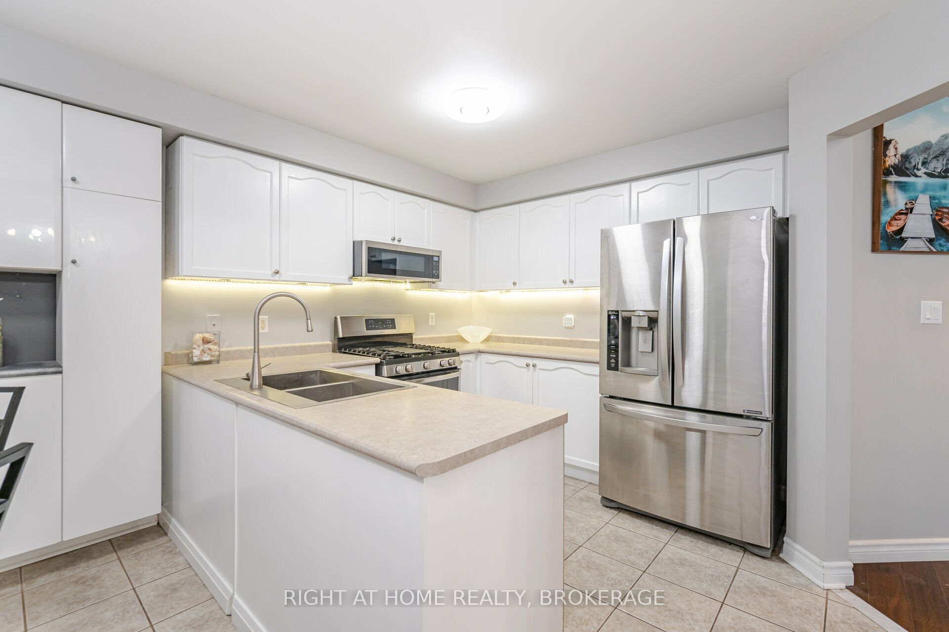 1190 Fox Crescent
