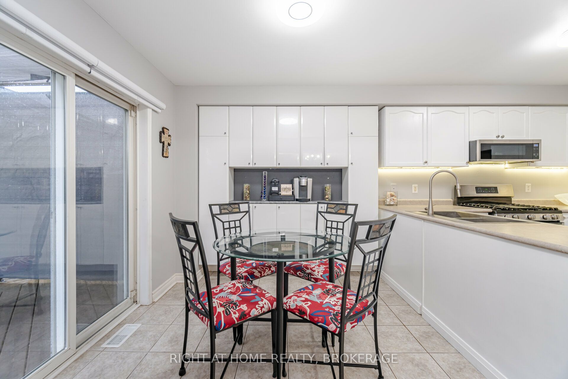1190 Fox Crescent