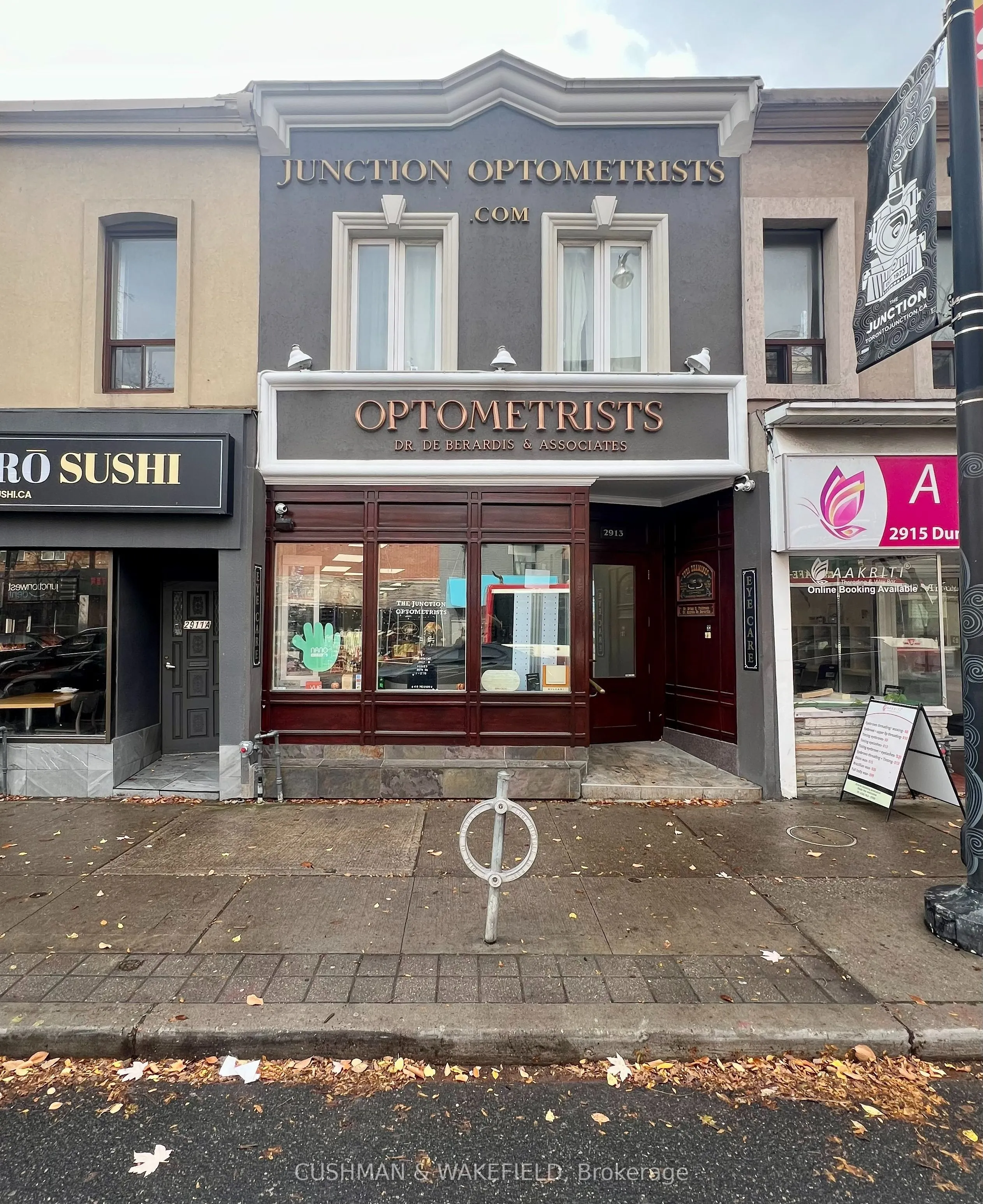 2913 Dundas Street W
