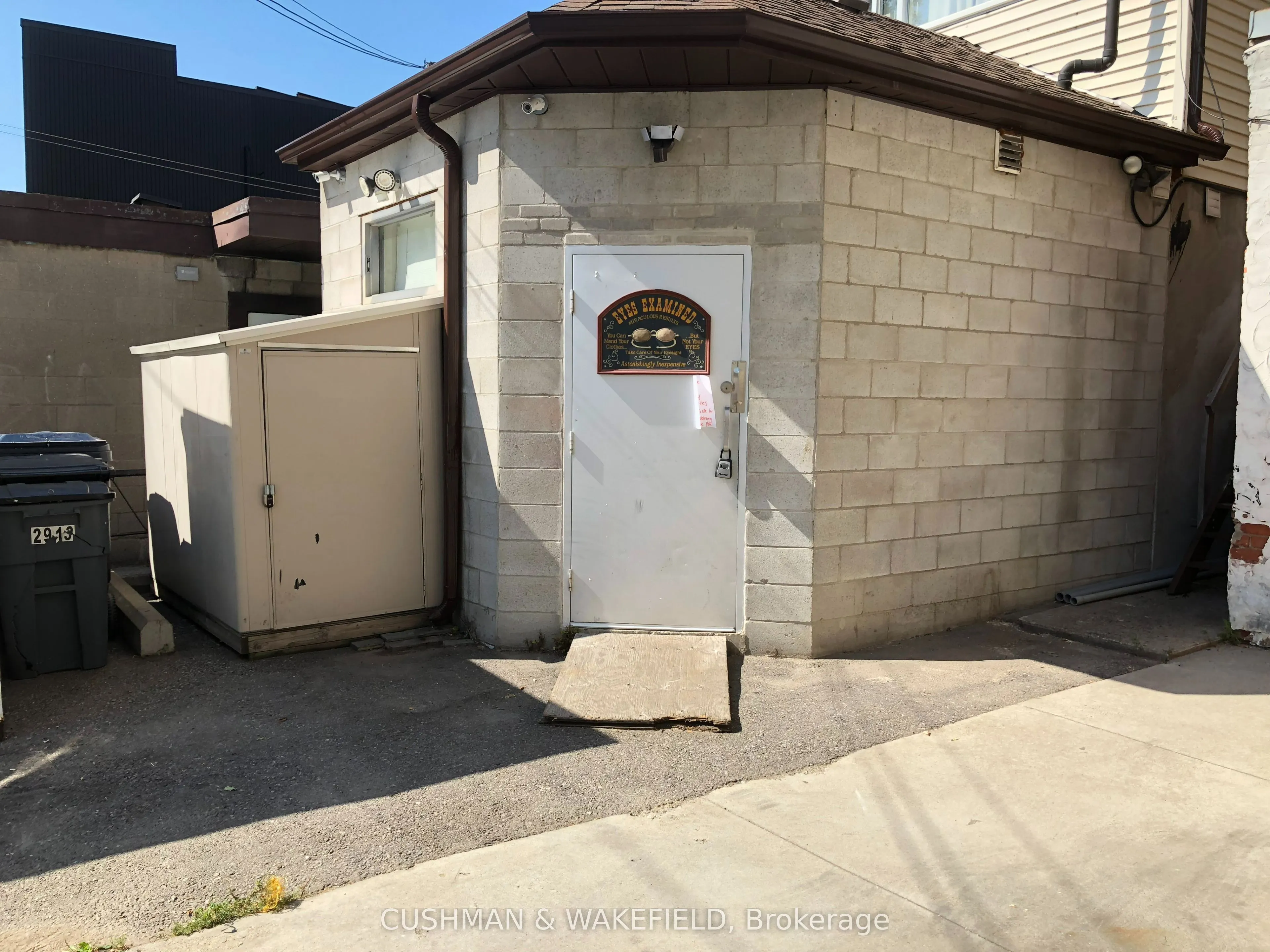 2913 Dundas Street W