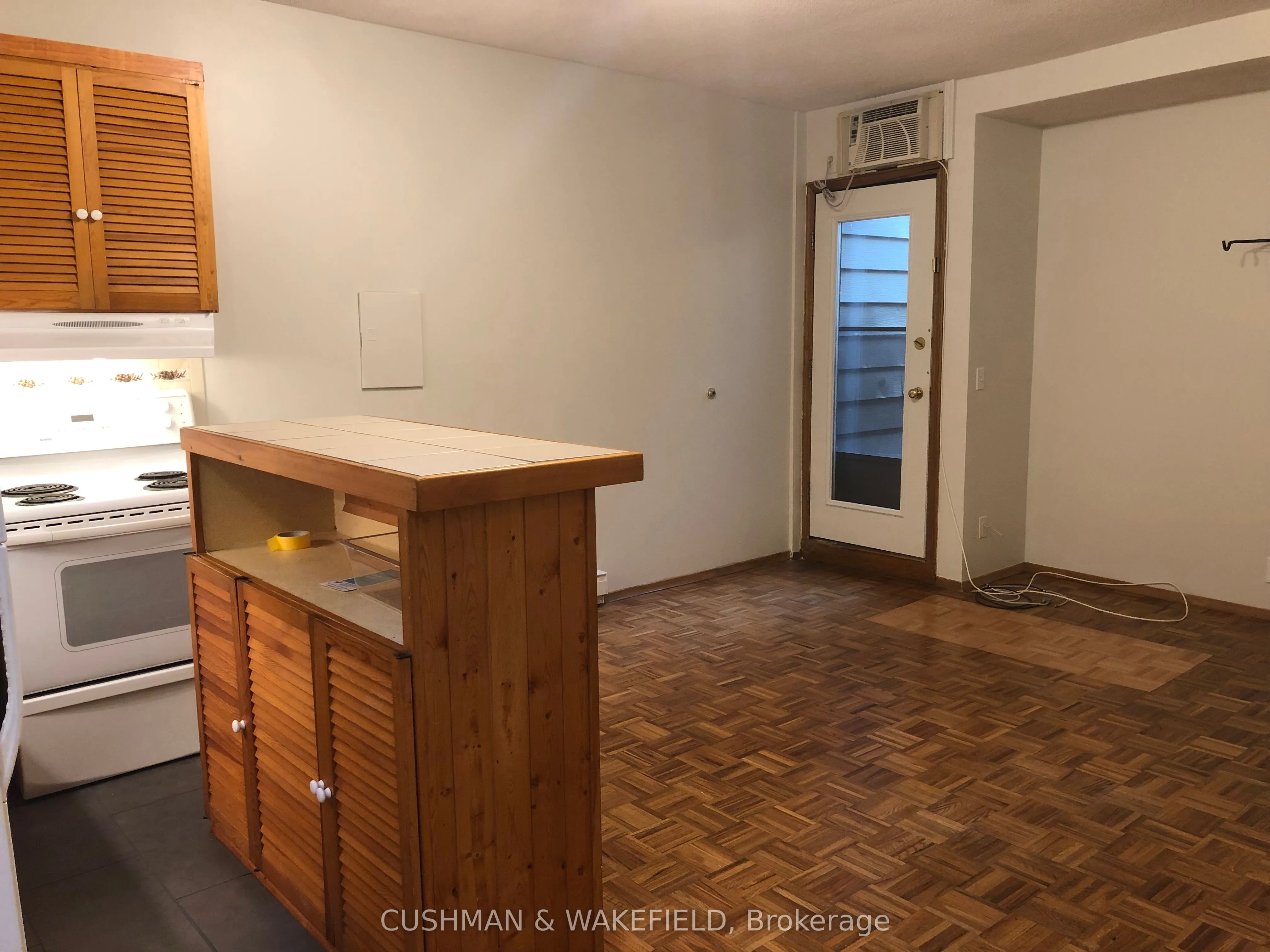 2913 Dundas Street W