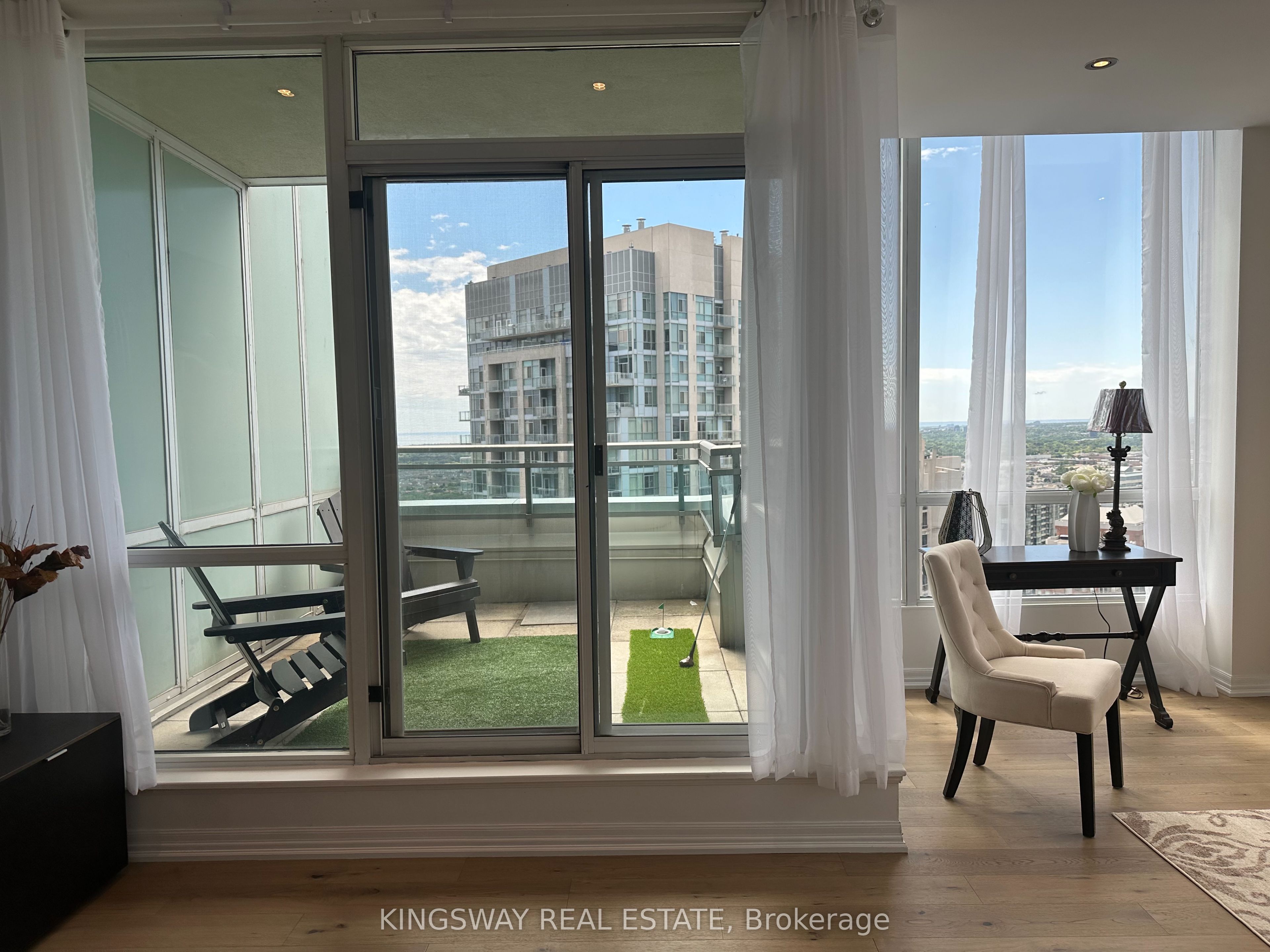 220 Burnhamthorpe Road W #3404