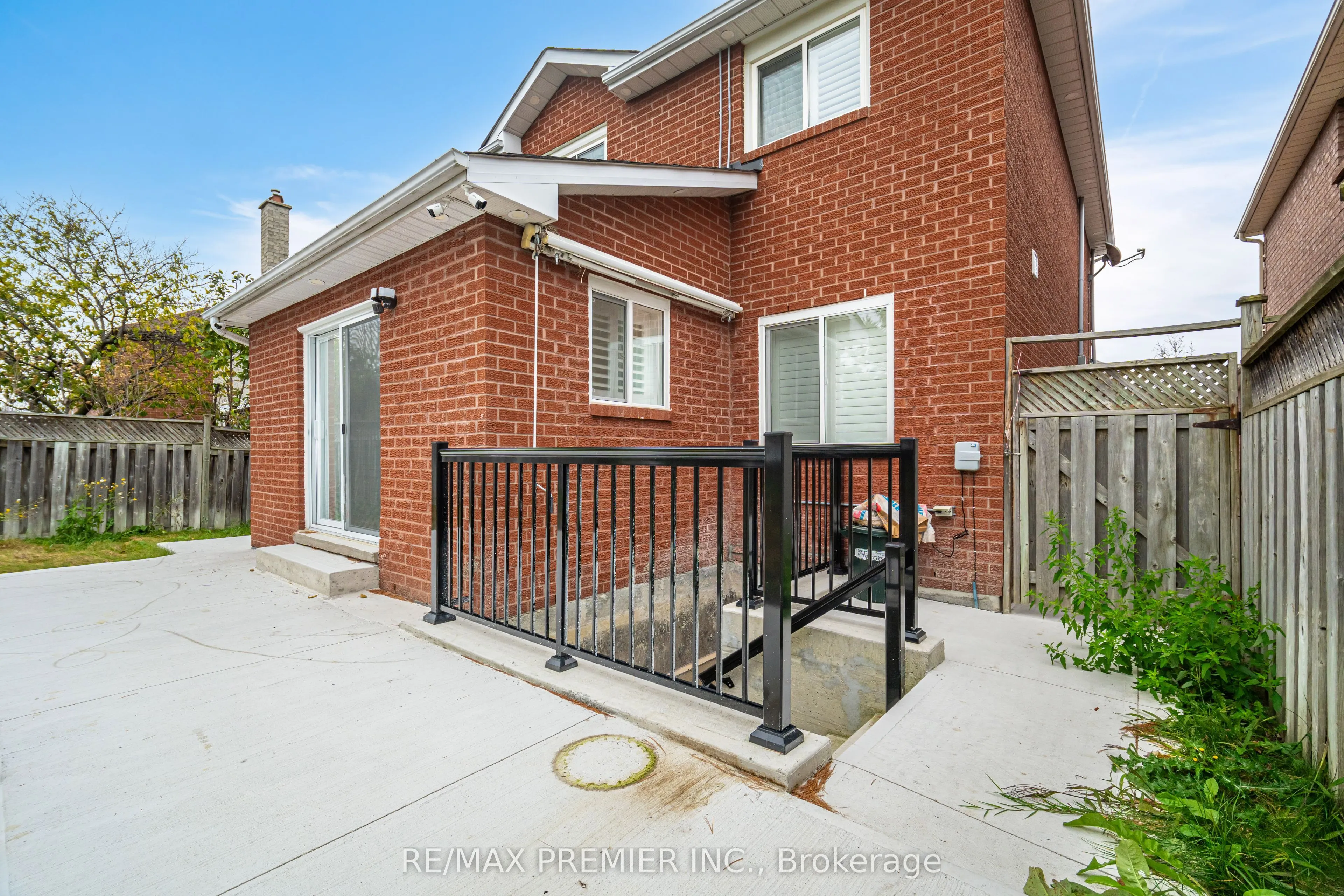 495 Fairview Road W