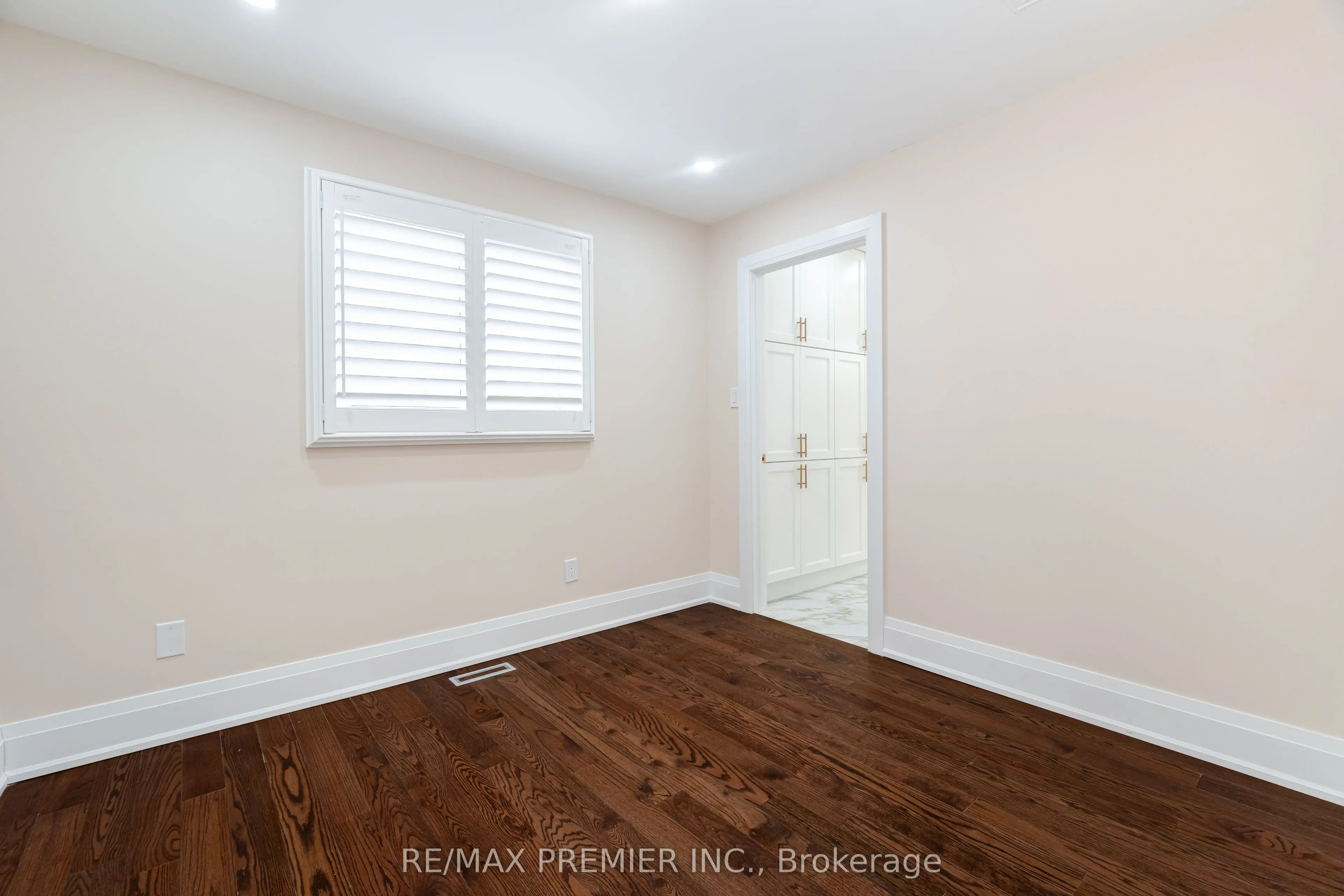 495 Fairview Road W