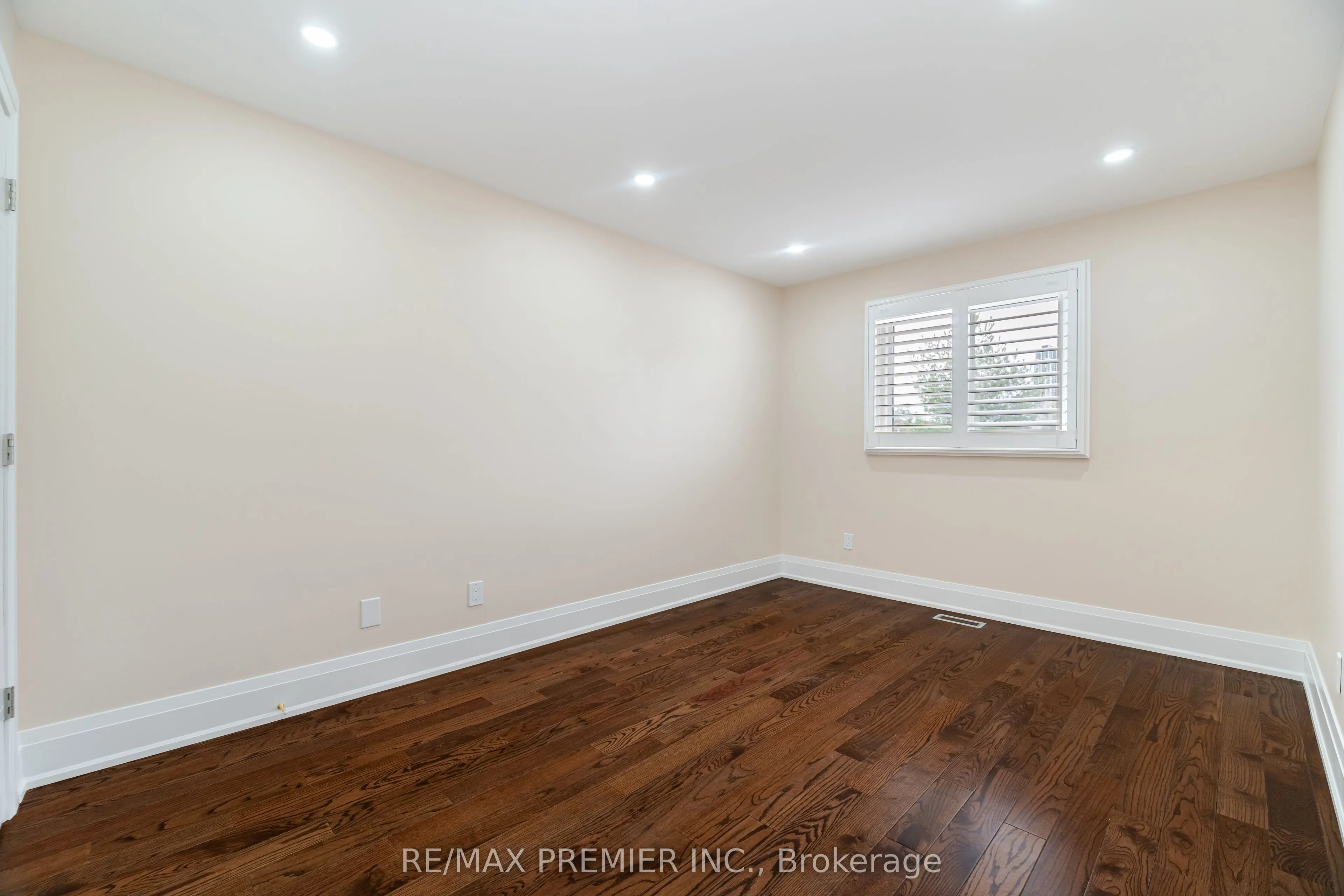 495 Fairview Road W