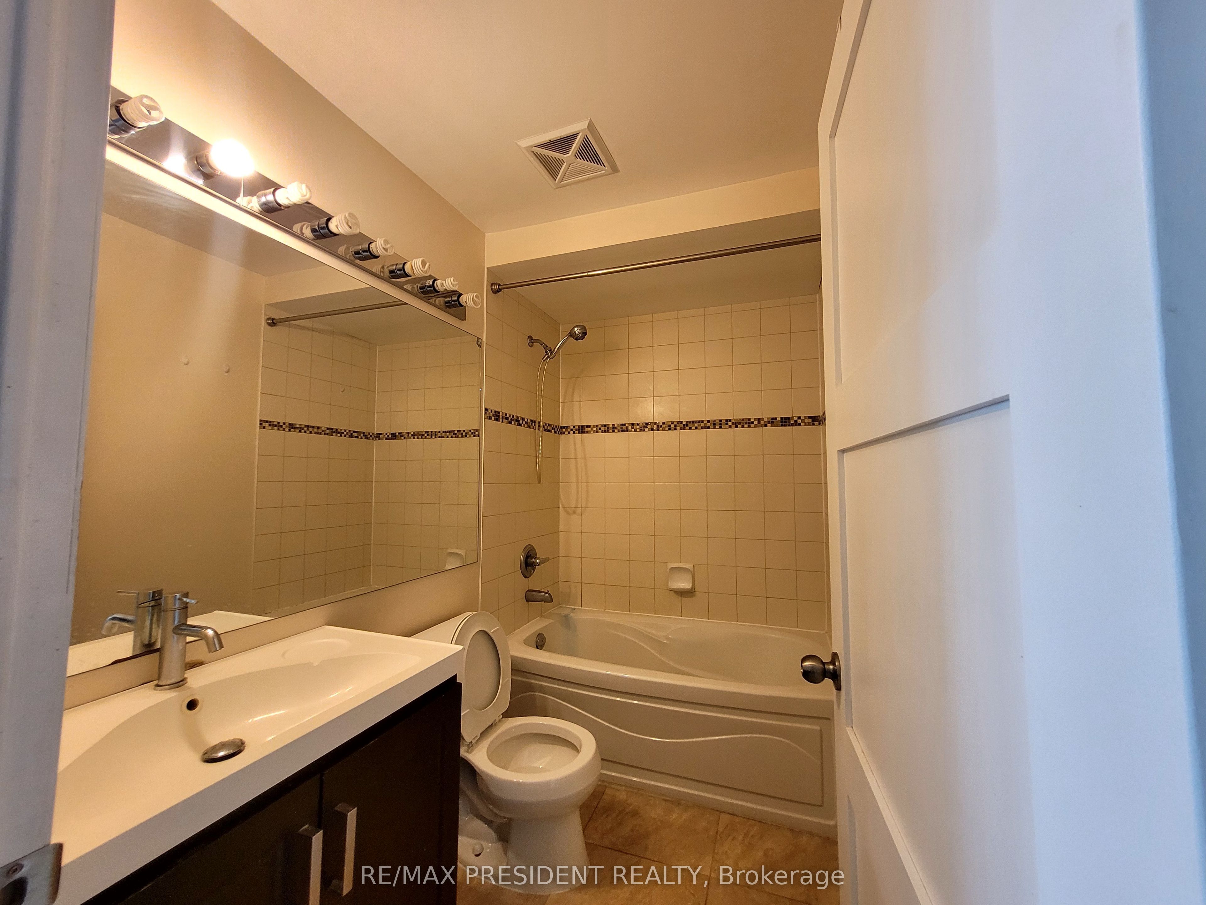 3504 Hurontario Street E, #801