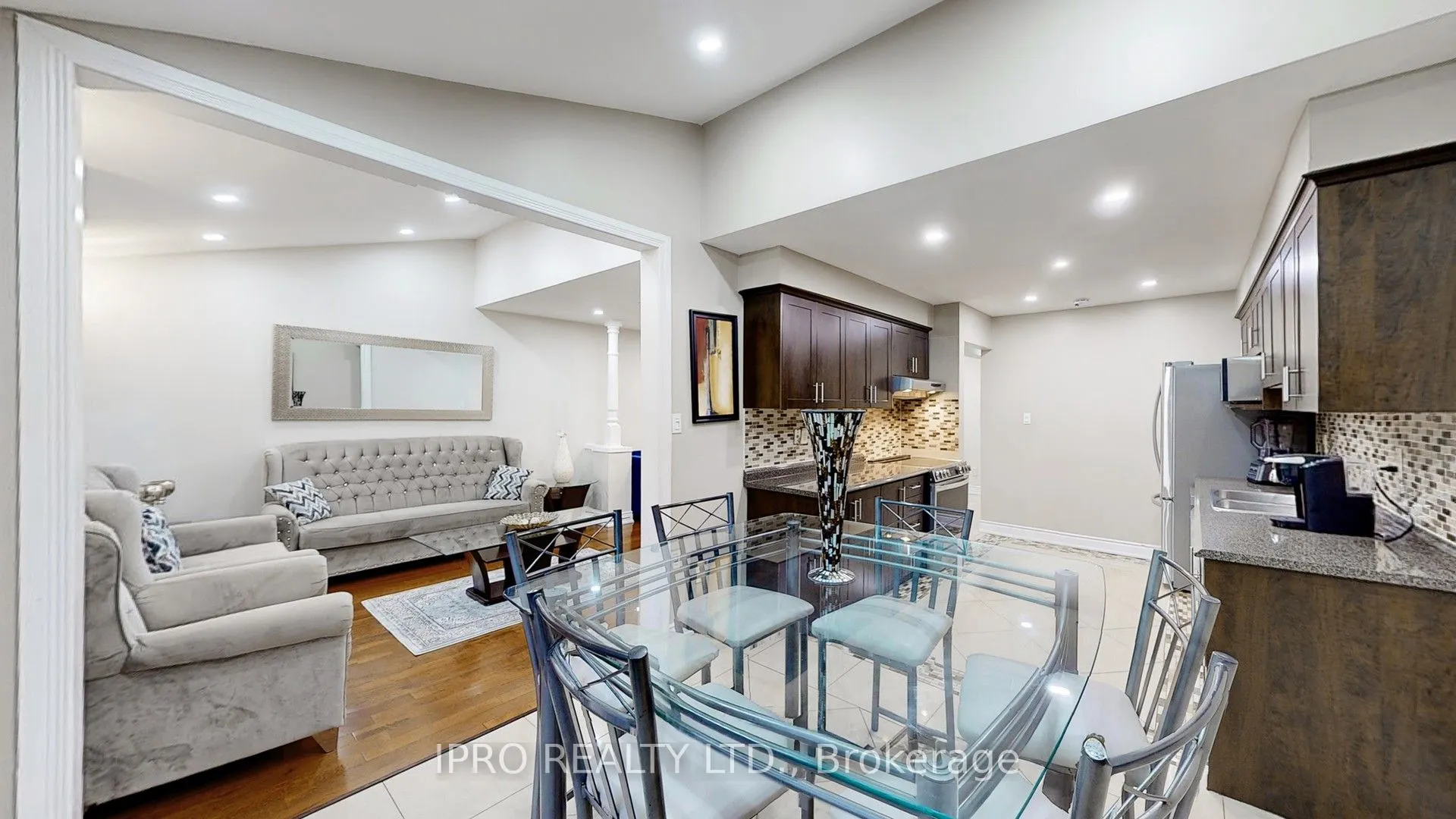 2798 Lindholm Crescent