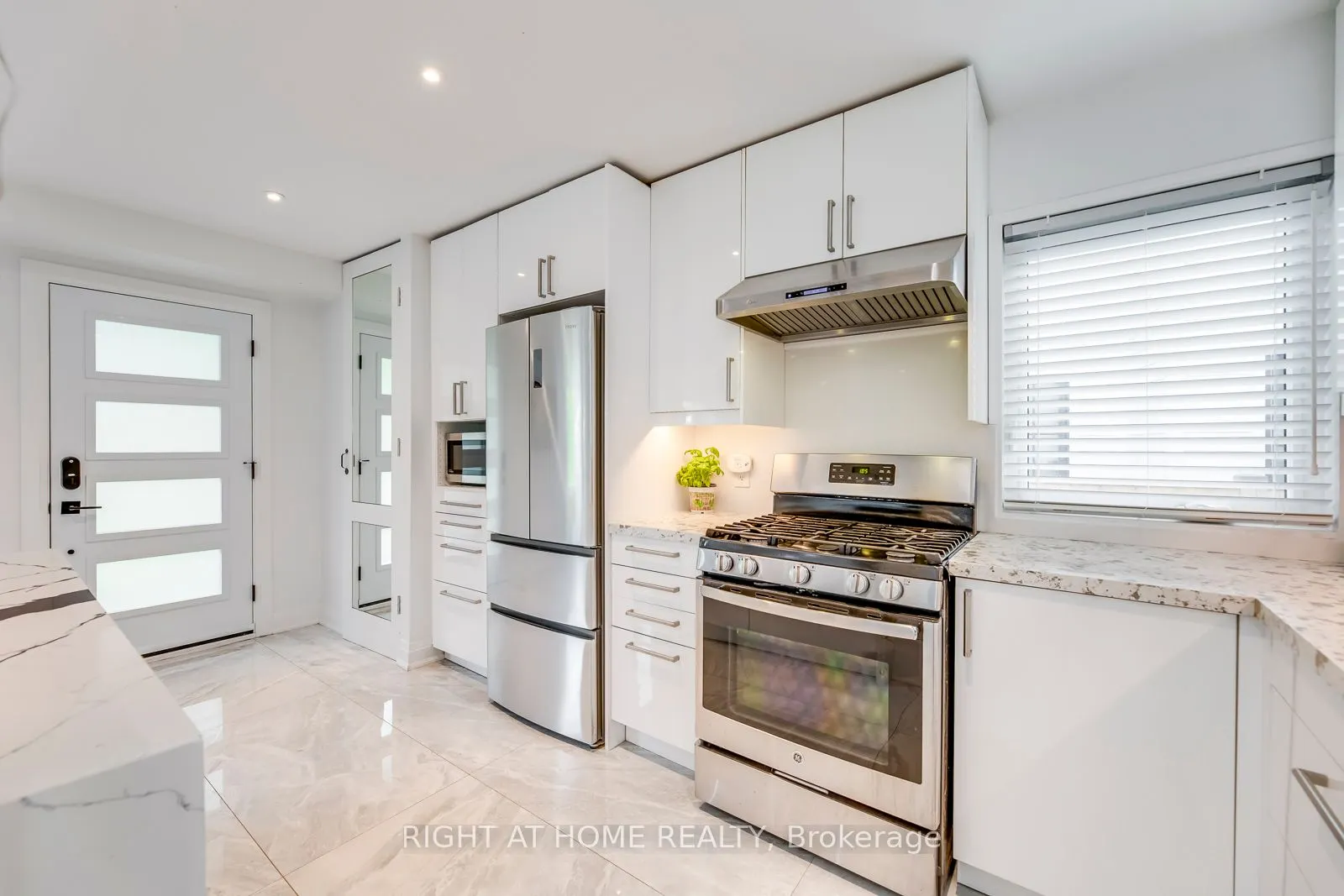 5 Saunders Crescent