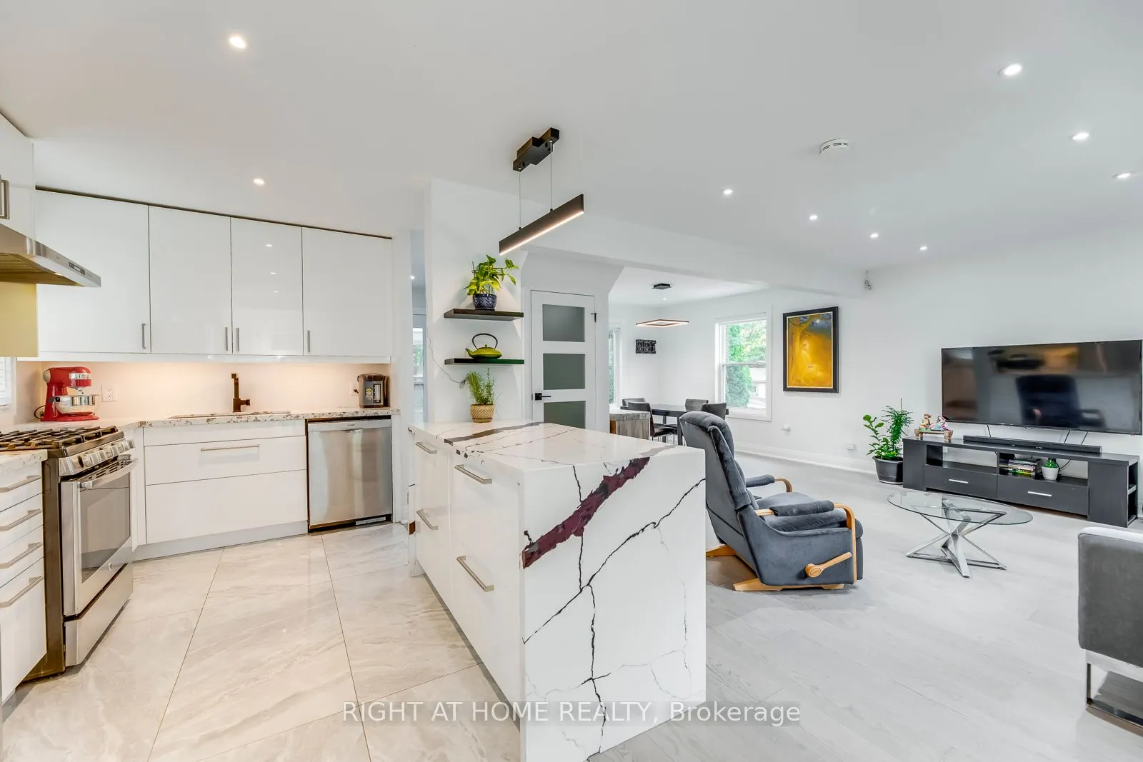 5 Saunders Crescent
