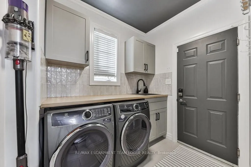 2557 ARMOUR Crescent