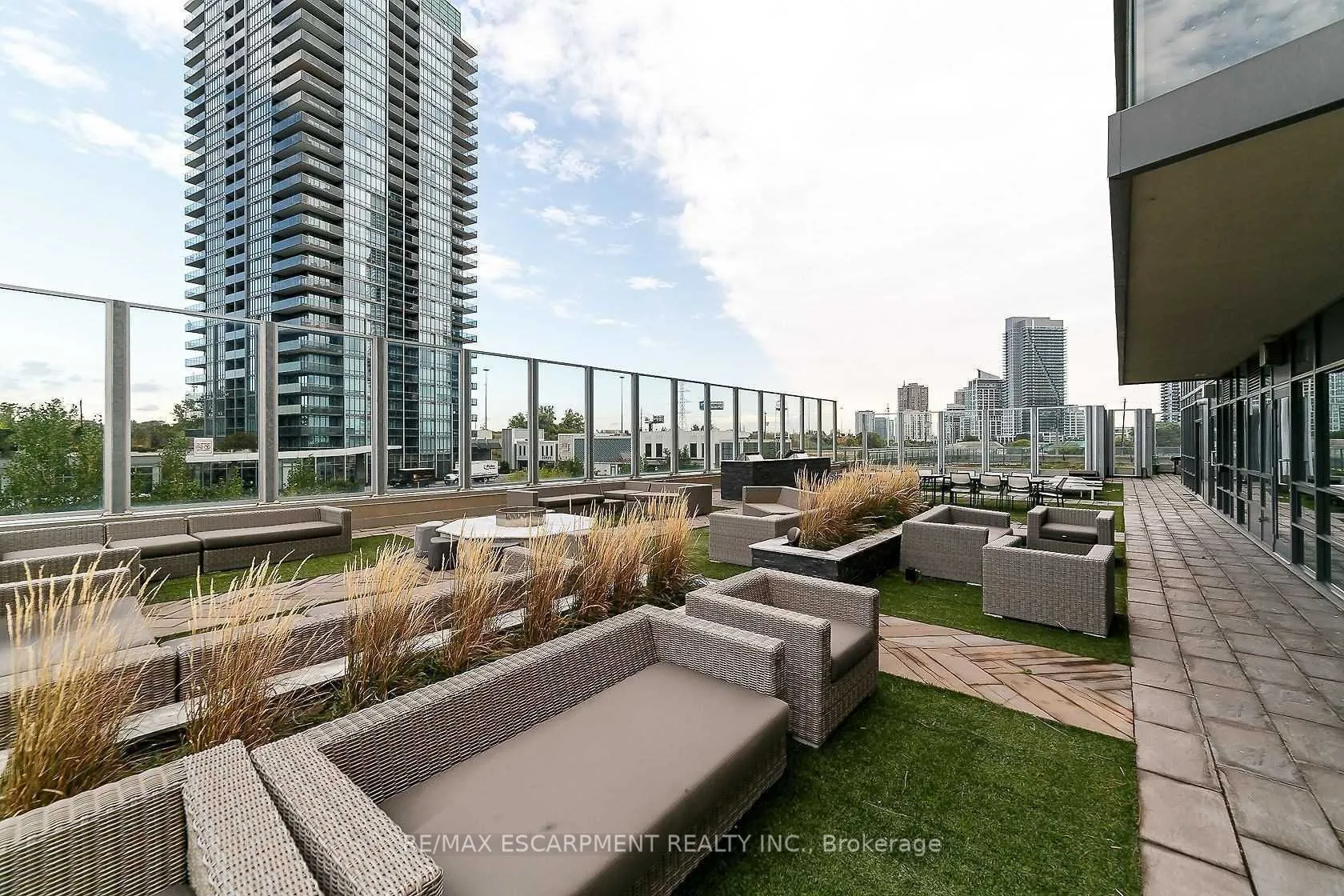 36 PARK LAWN Road #1501